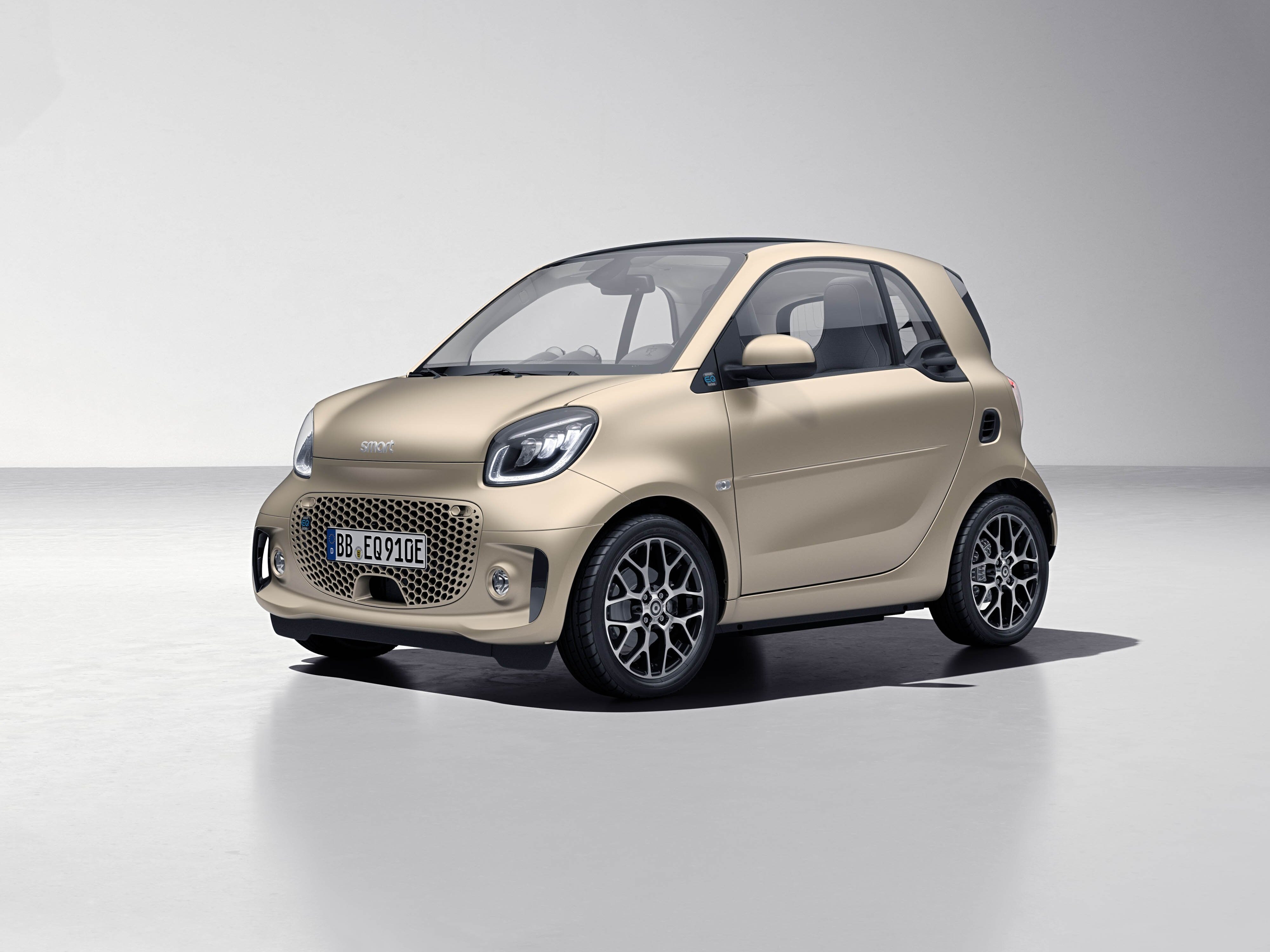 Un tecnico Mercedes-Benz controlla una Mercedes EQ.