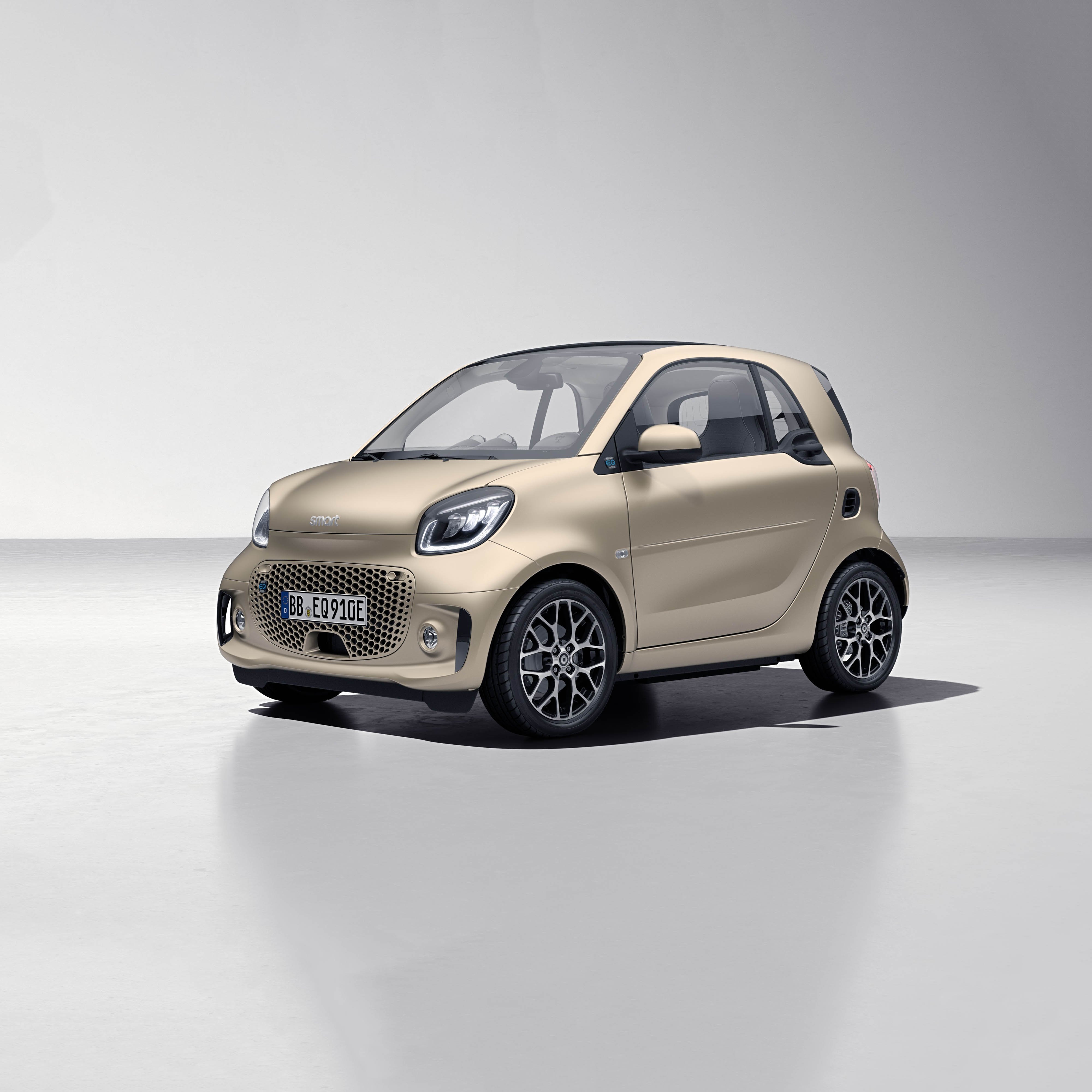 Mercedes EQ | Mercedes-Benz Un tecnico Mercedes-Benz controlla una Mercedes EQ.