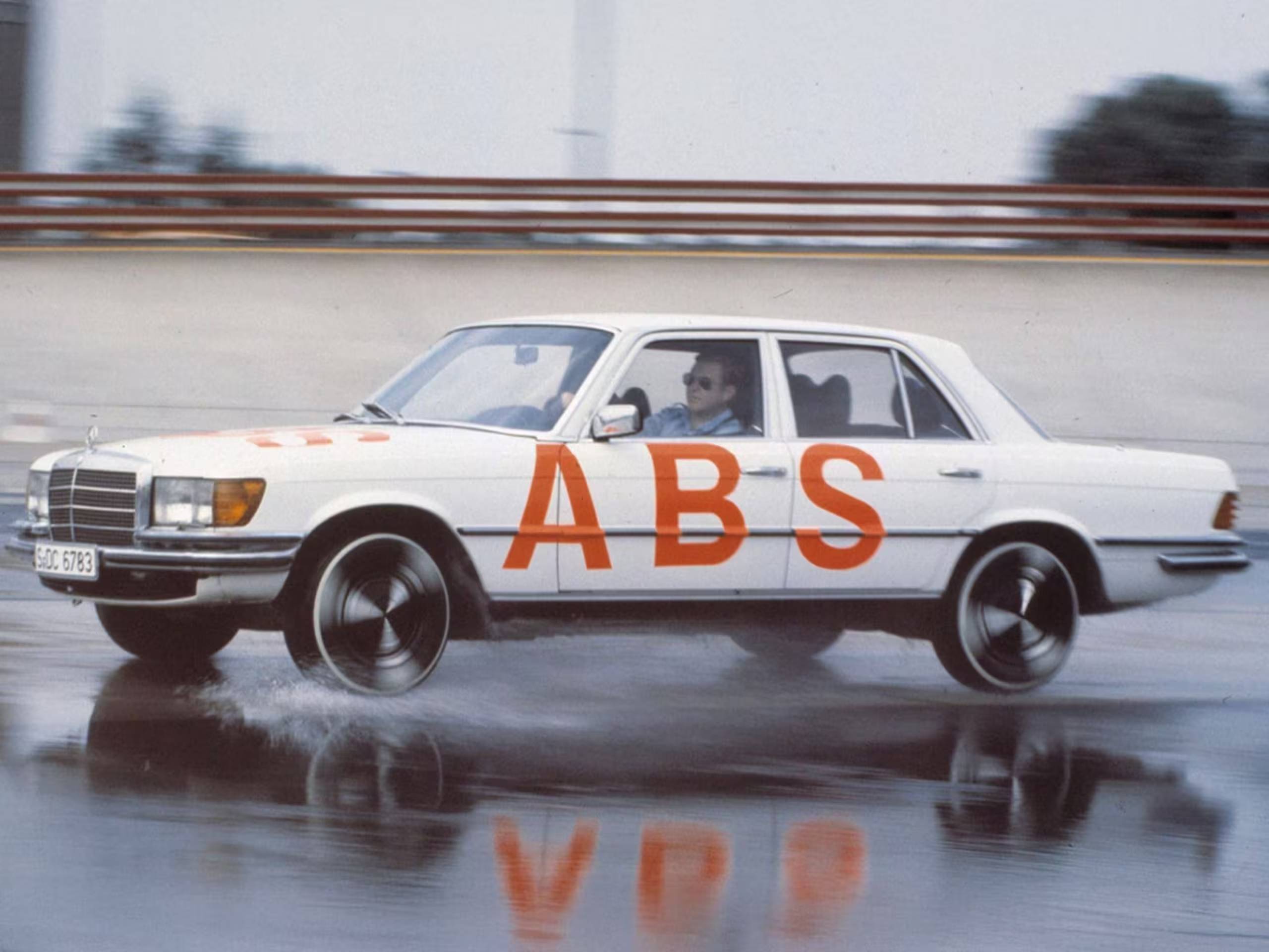 ABS | Mercedes-Benz Una vettura che effettua un test per l'ABS