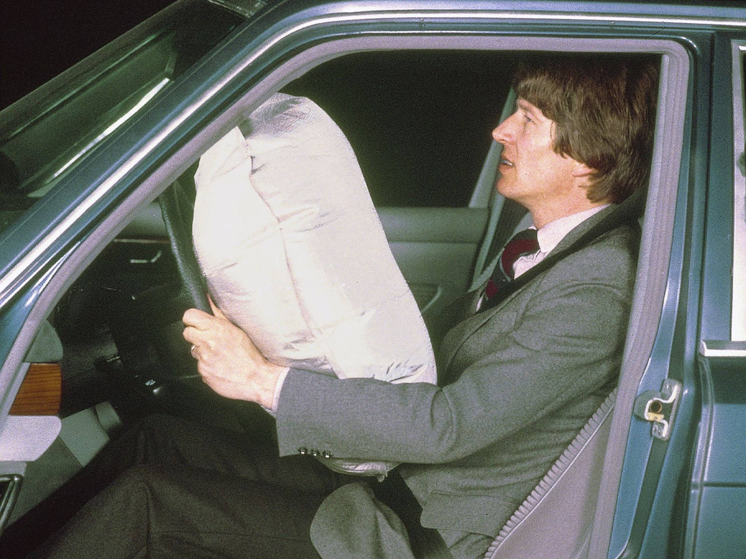 L'interno della vettura con un airbag aperto