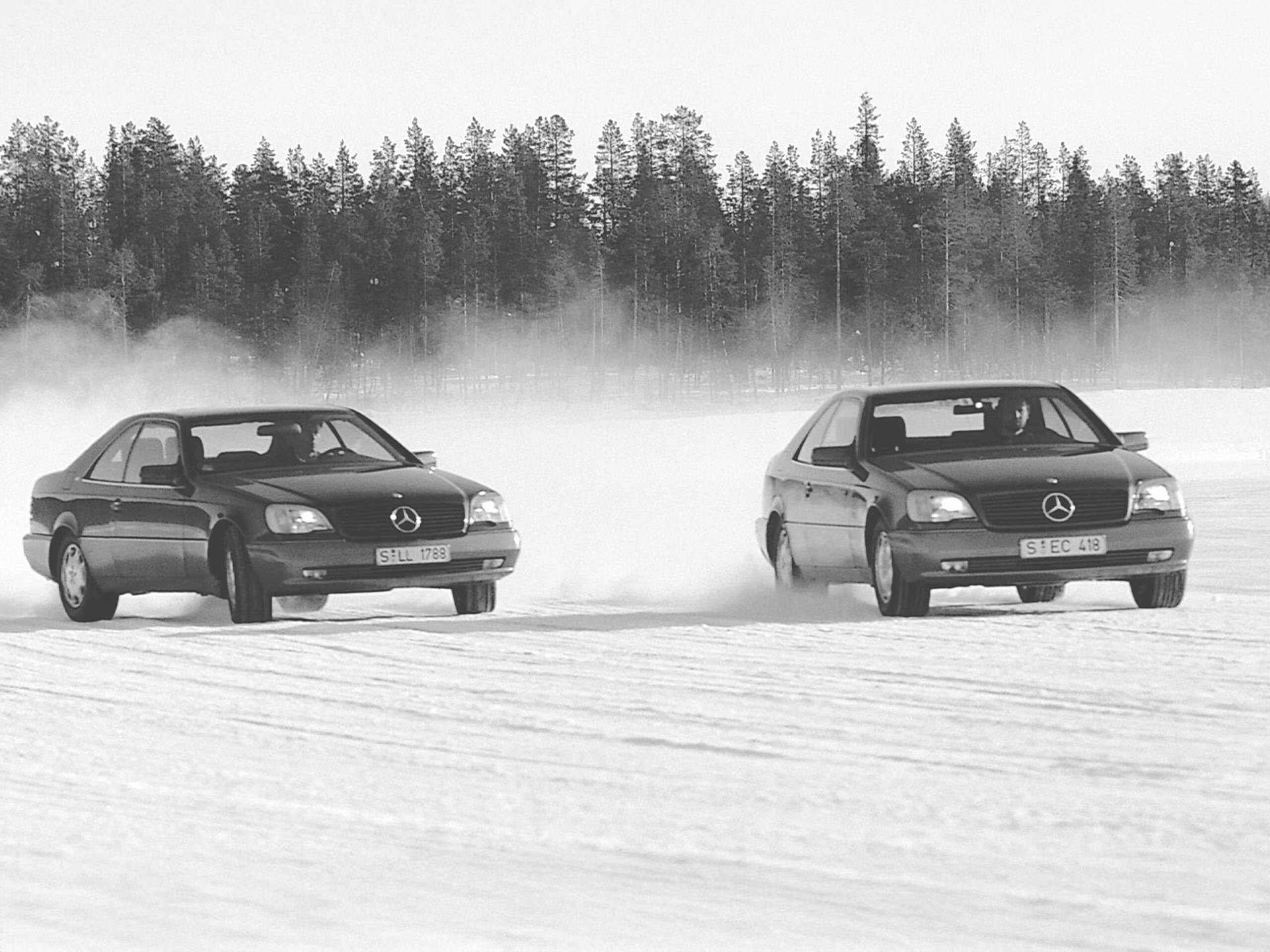 Due auto Mercedes-Benz testano l'ESP