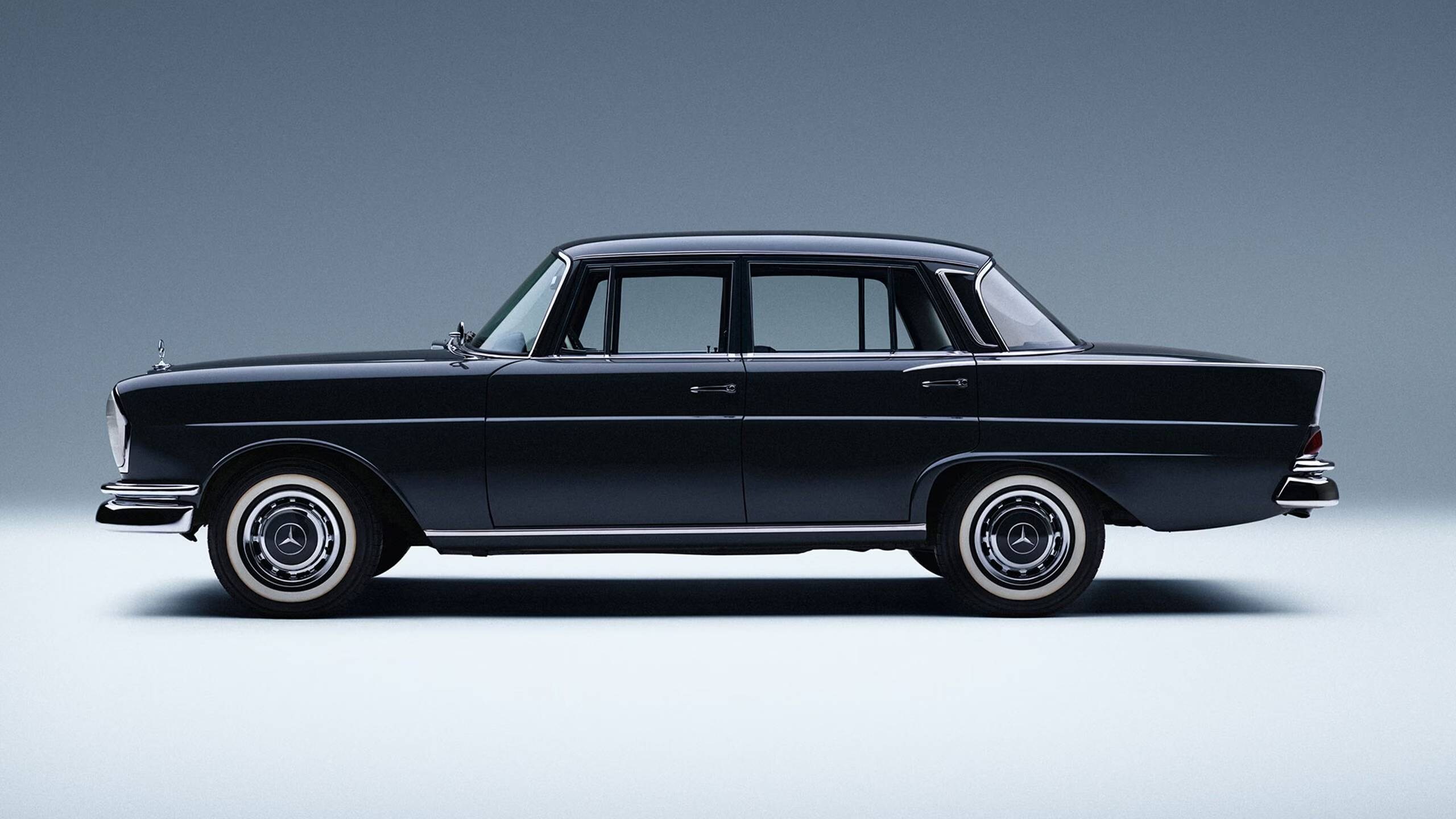 La Mercedes-Benz W111 di colore blu