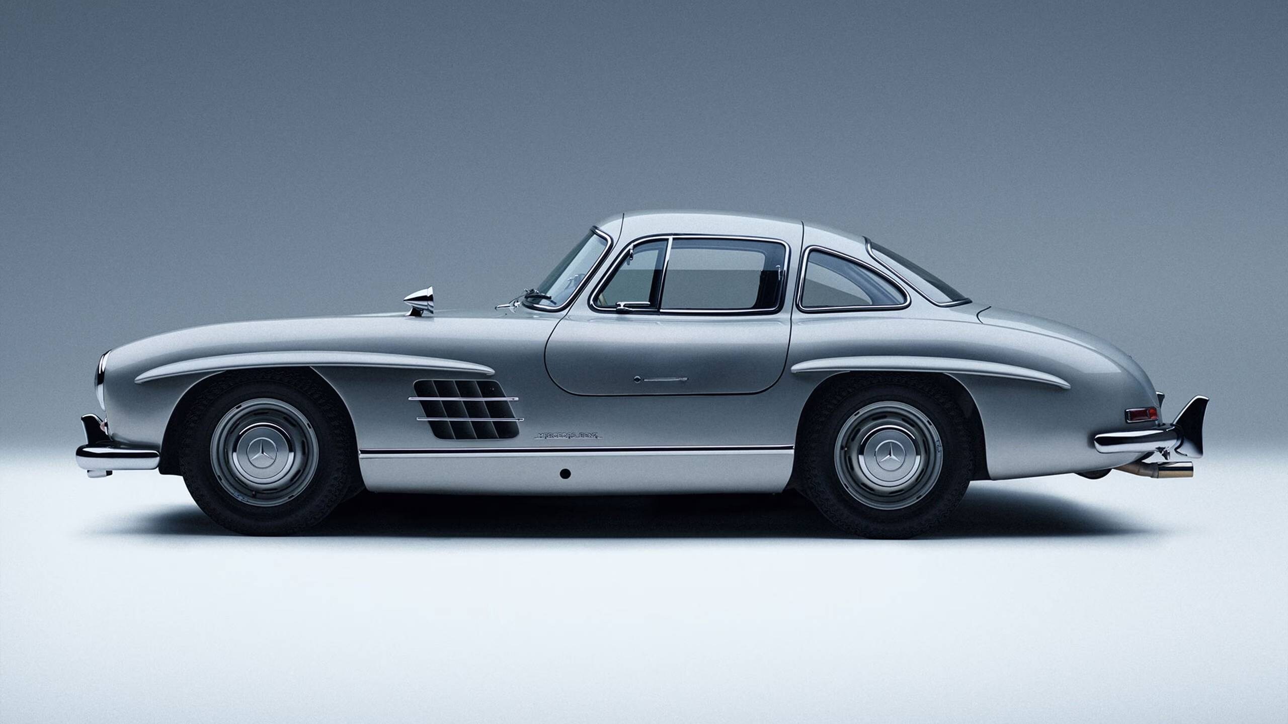 La Mercedes-Benz 300 SL di lato su sfondo azzutto