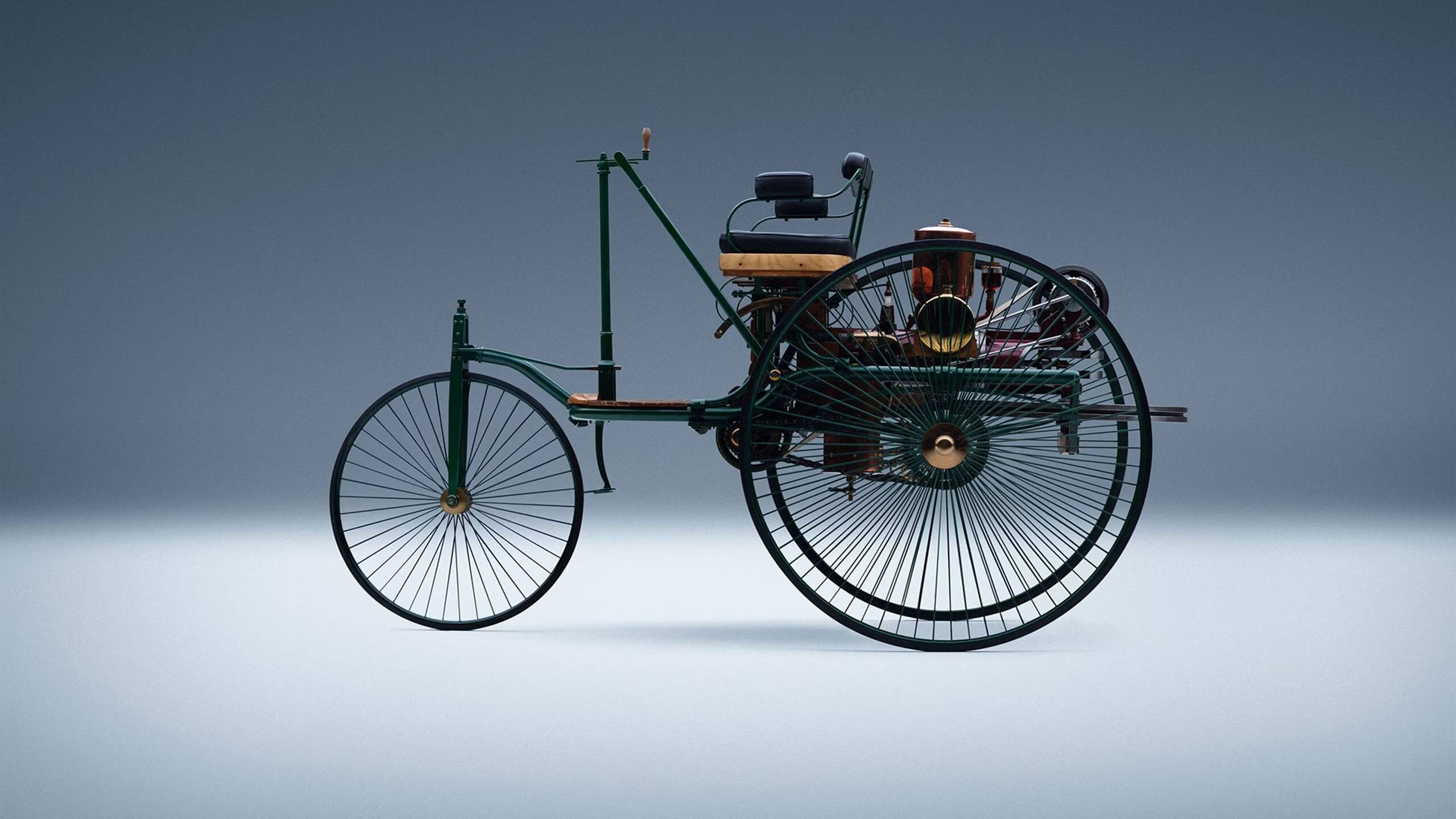 La Patent-Motorwagen su sfondo azzurro