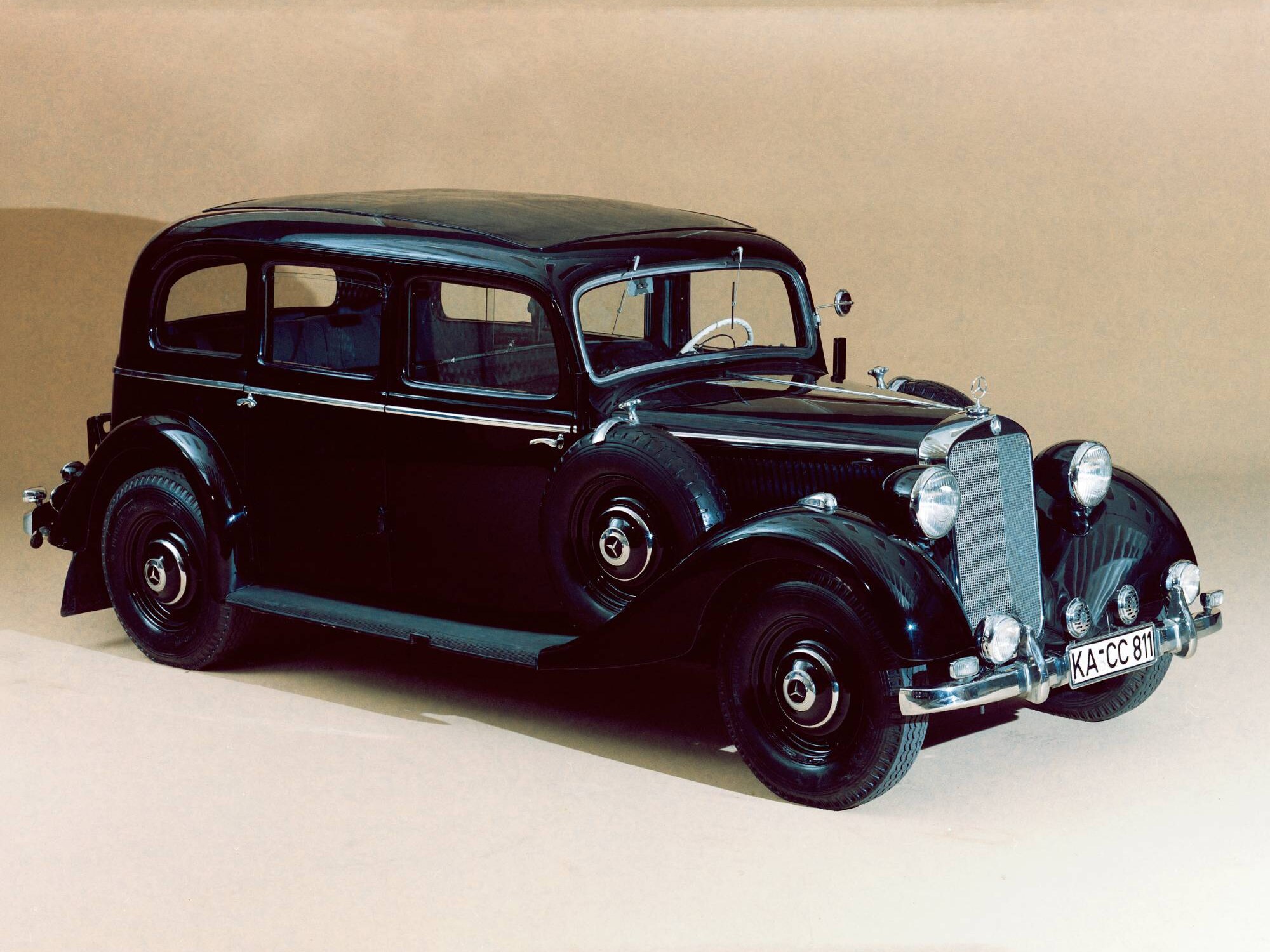 La Mercedes-Benz 260 D su uno sfondo giallo