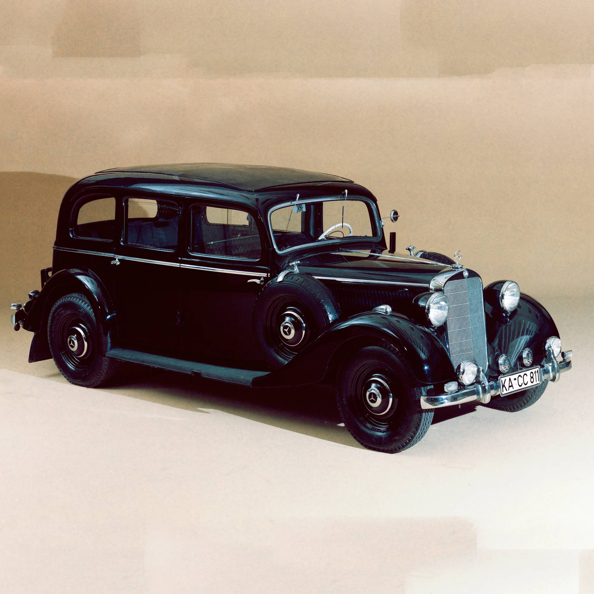 Mercedes-Benz 260 D | Mercedes-Benz La Mercedes-Benz 260 D su uno sfondo giallo