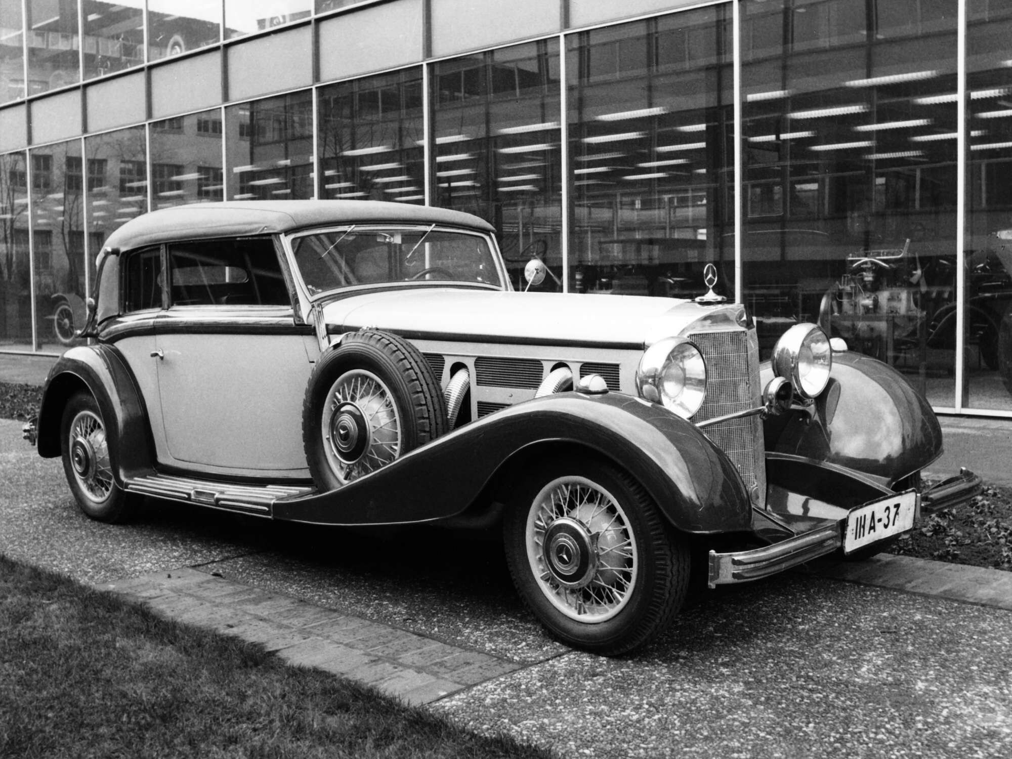 La Mercedes-Benz 500K con vista laterale