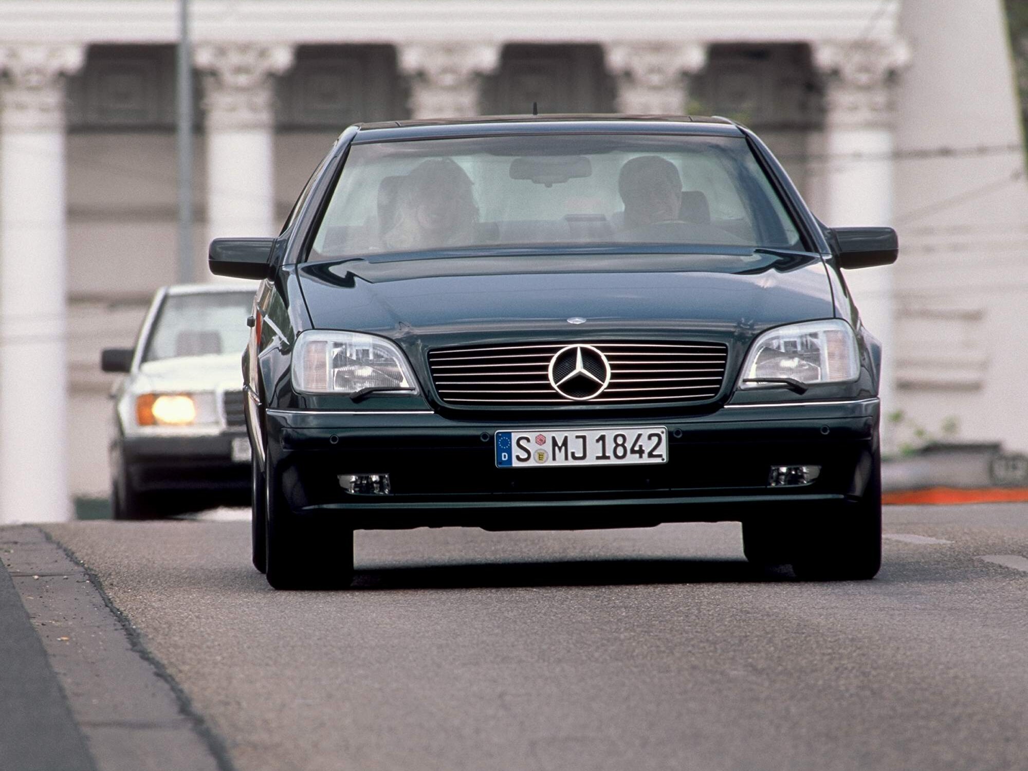 La Mercedes-Benz Cl vista frontale con sullo sfondo un monumento