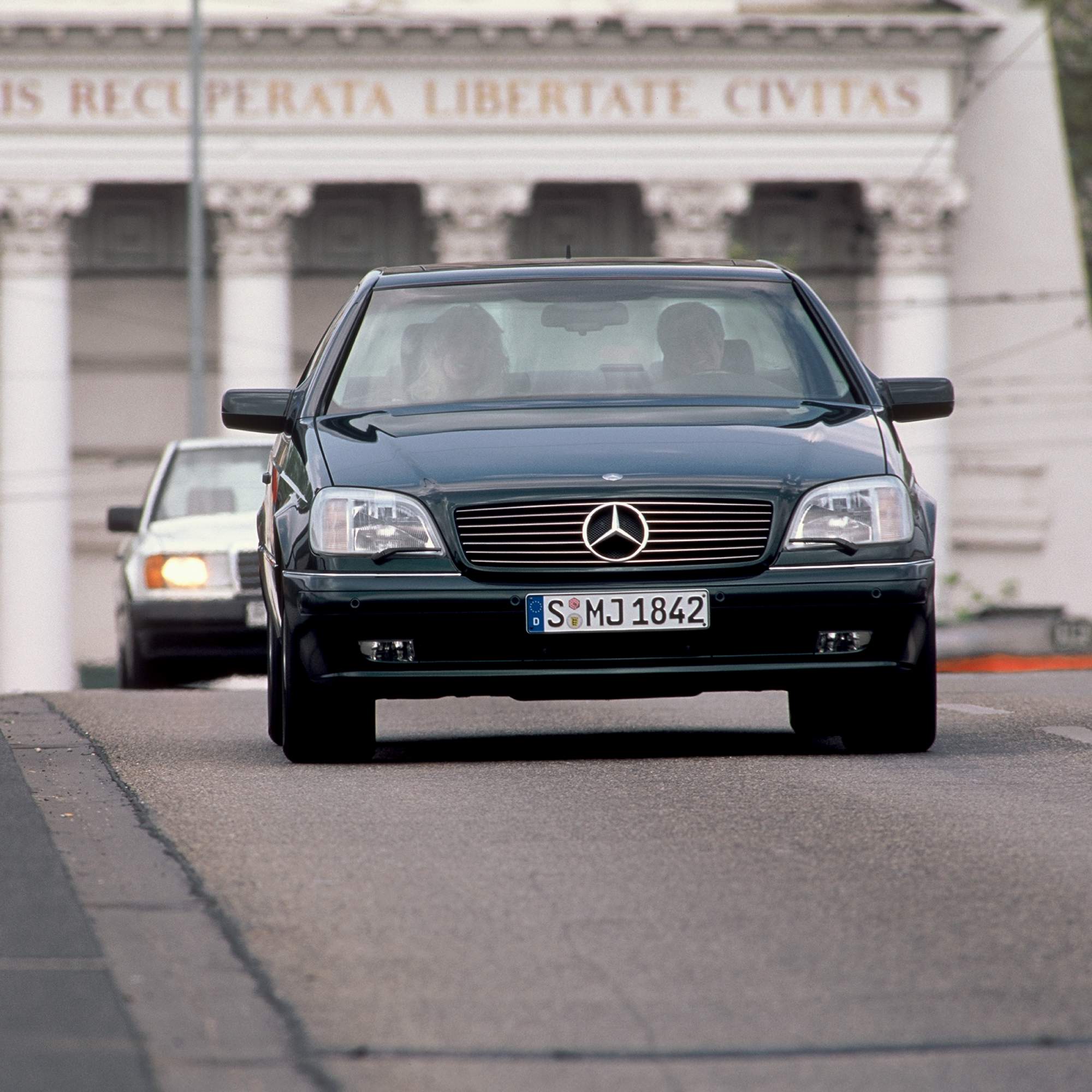 Mercedes-Benz CL | Mercedes-Benz La Mercedes-Benz Cl vista frontale con sullo sfondo un monumento