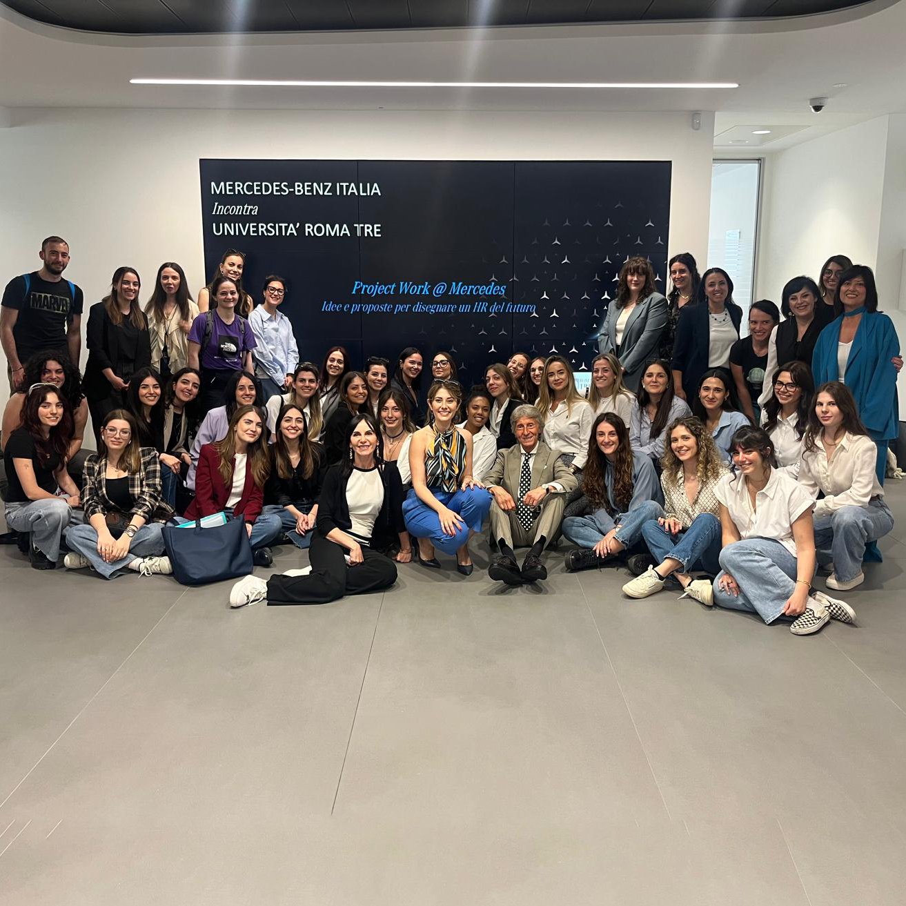 Cultura aziendale | Mercedes-Benz Foto di gruppo con gli studenti dell'Università Roma Tre