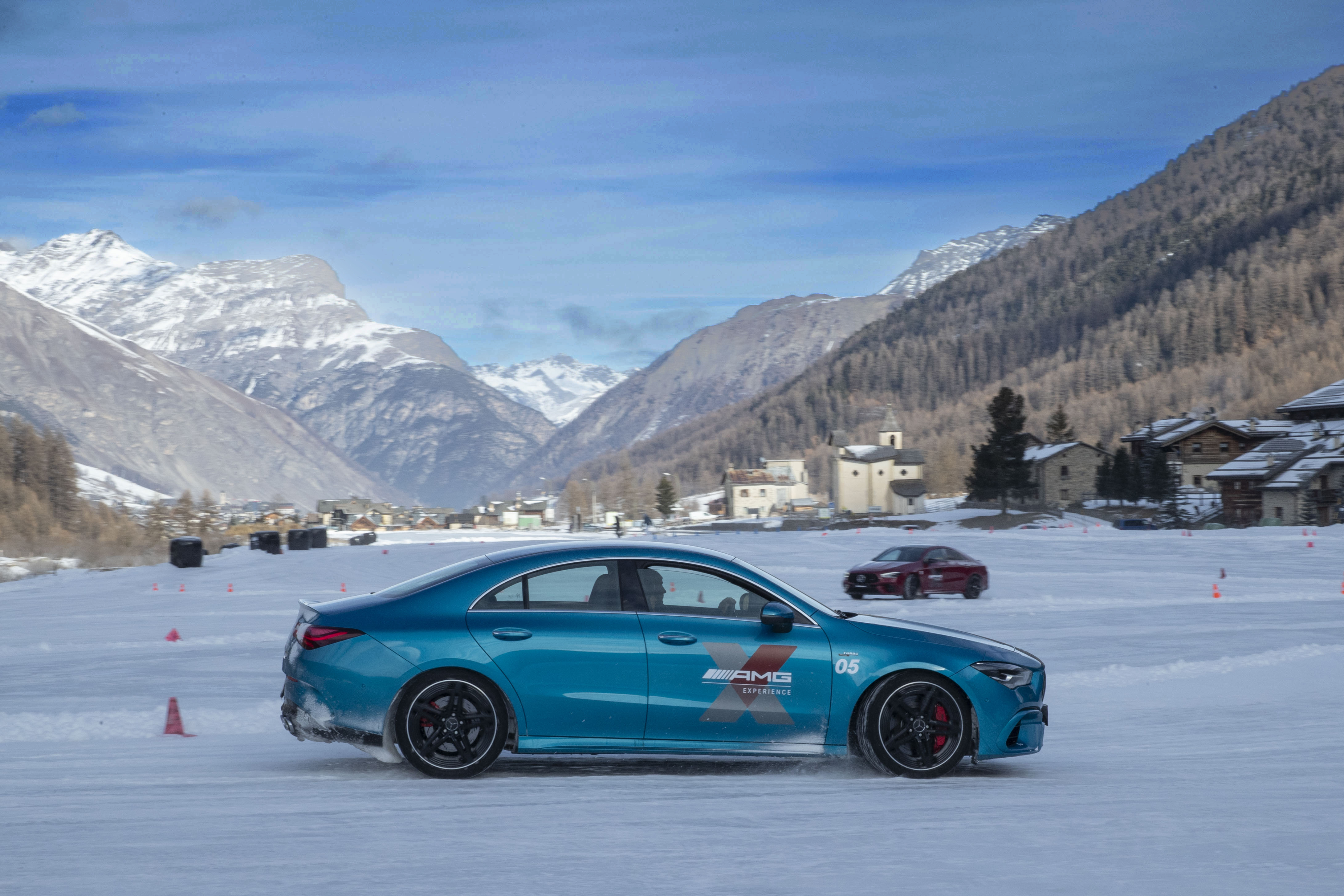Le auto dell'AMG Experience On Ice impegnate nel ghiacciodromo di Livigno AMG Experience On Ice | Mercedes-Benz