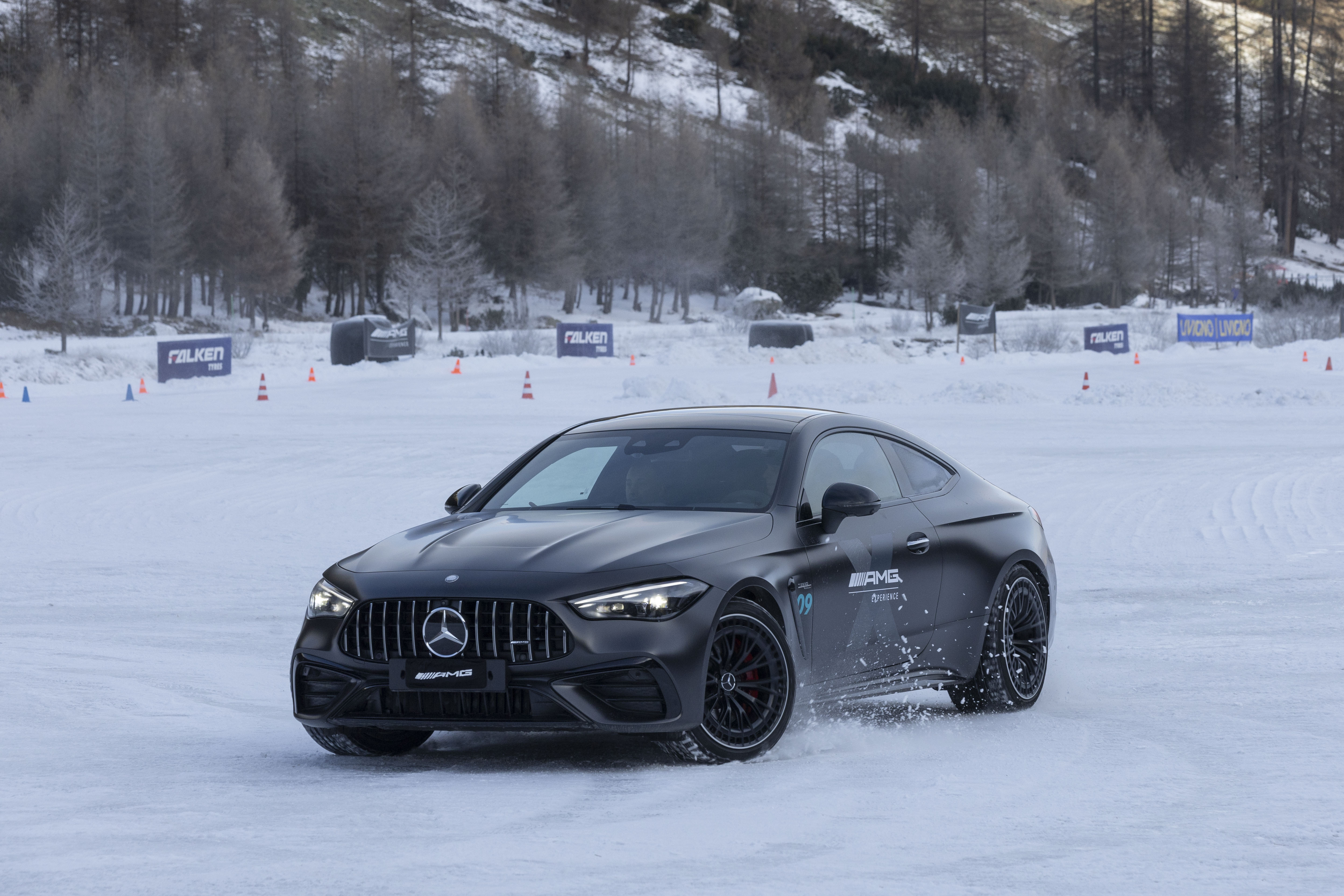 Le auto dell'AMG Experience On Ice impegnate nel ghiacciodromo di Livigno AMG Experience On Ice | Mercedes-Benz