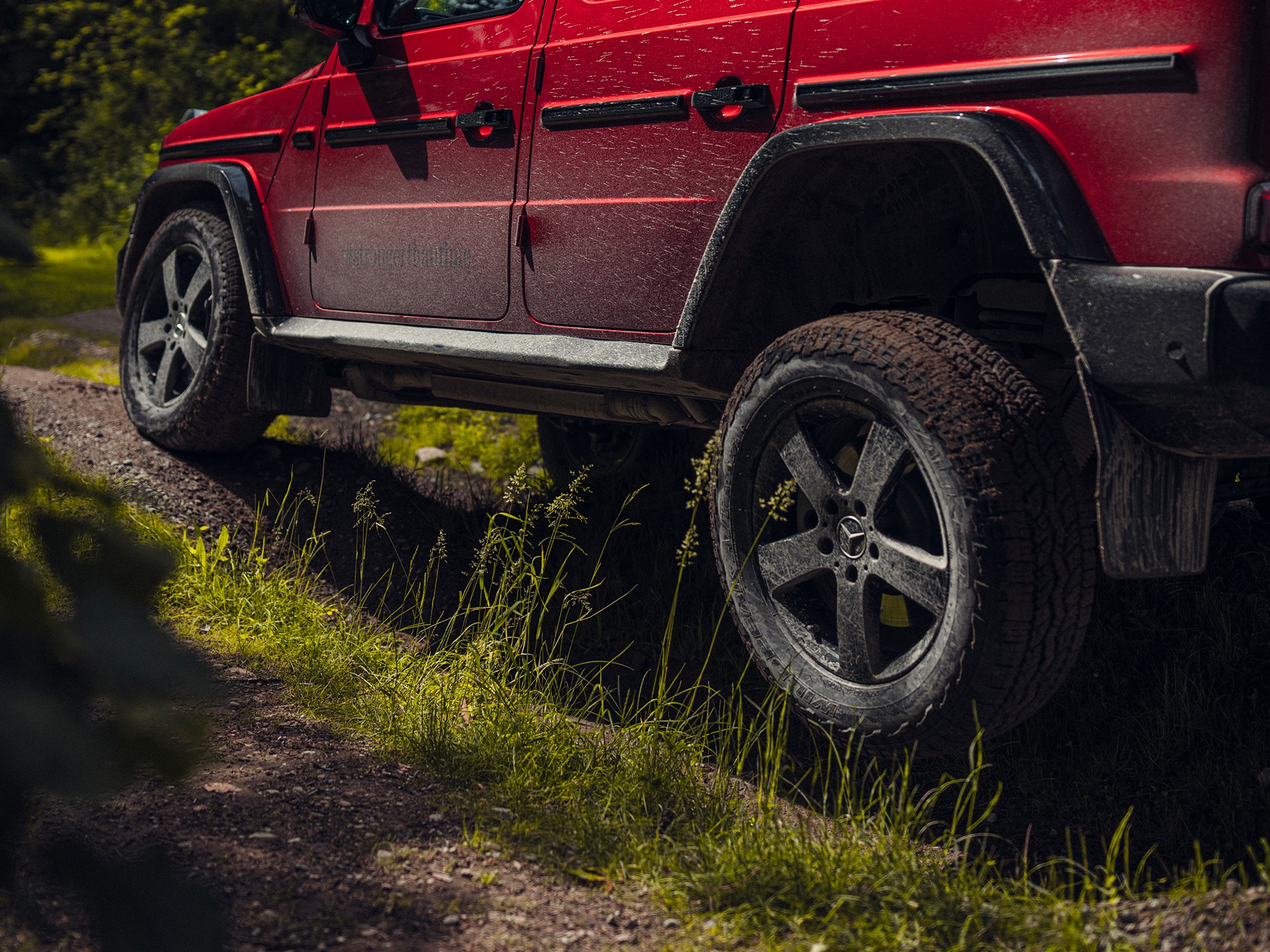 Classe G | Mercedes-Benz Una Classe G di colore rosso sullo sterrato