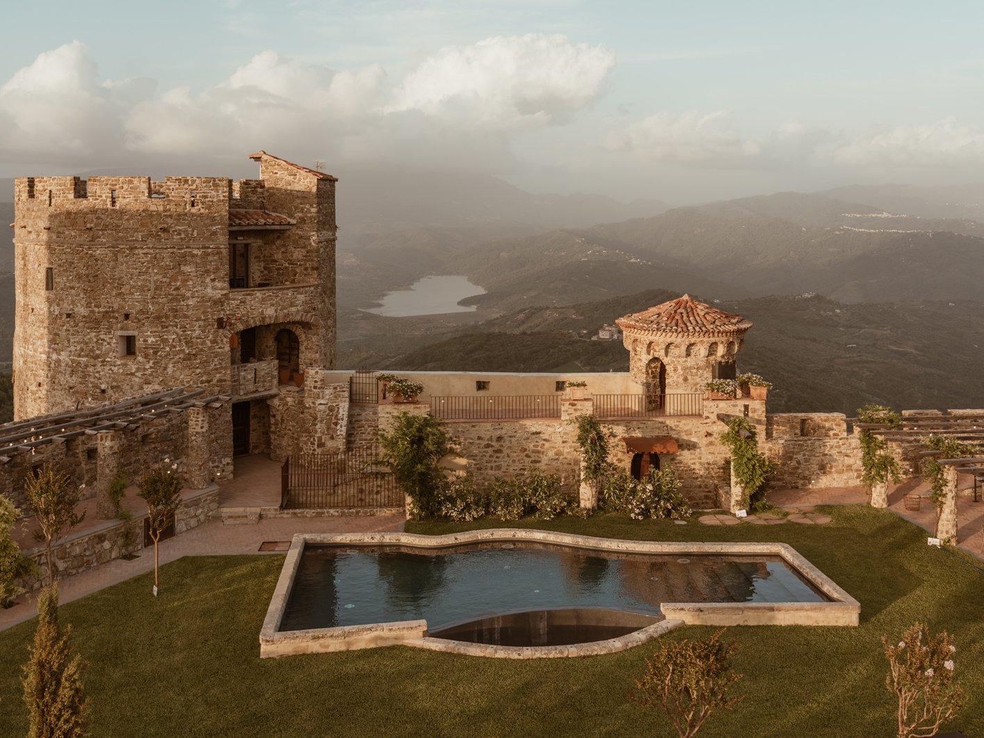 G Class Rocca CIlento| Mercedes-Benz Una vista dell'interno di Rocca Cilento con una piscina