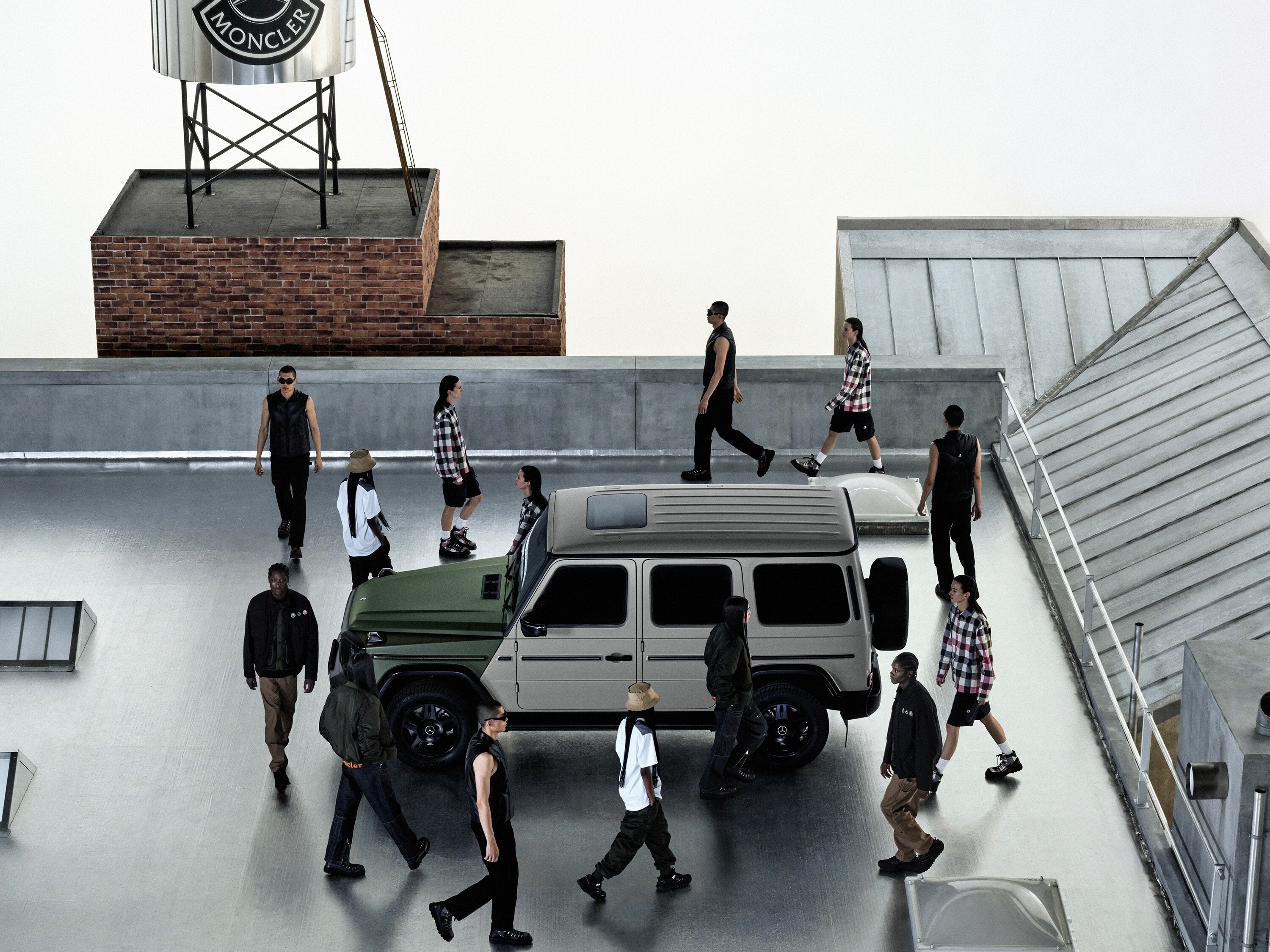 Project G-Class “Past II Future” vista dall'alto e circondata da modelli