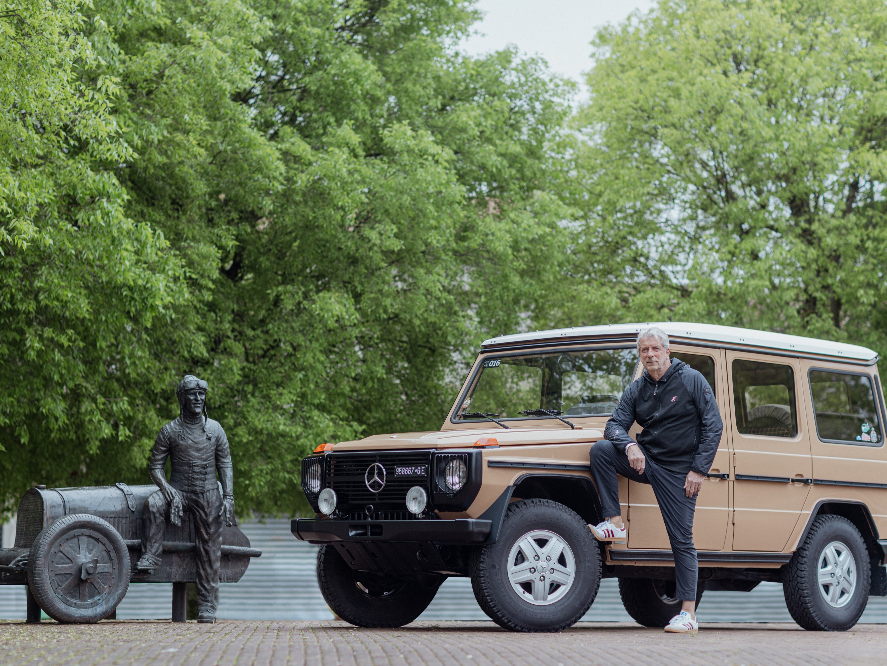 Un uomo di fianco a una CLasse G