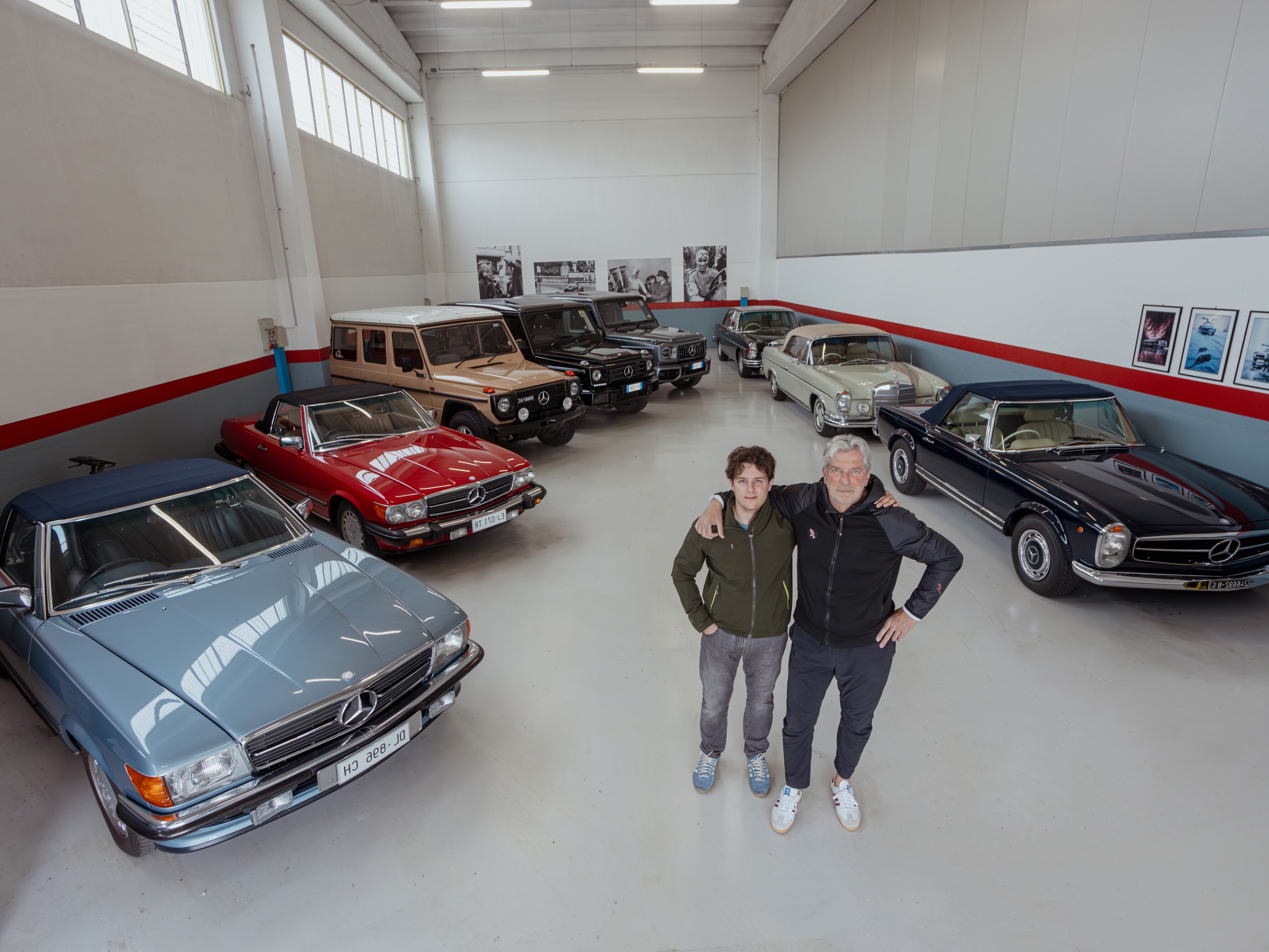 Davide e Matteo Penitenti di fronte alle auto della loro collezione