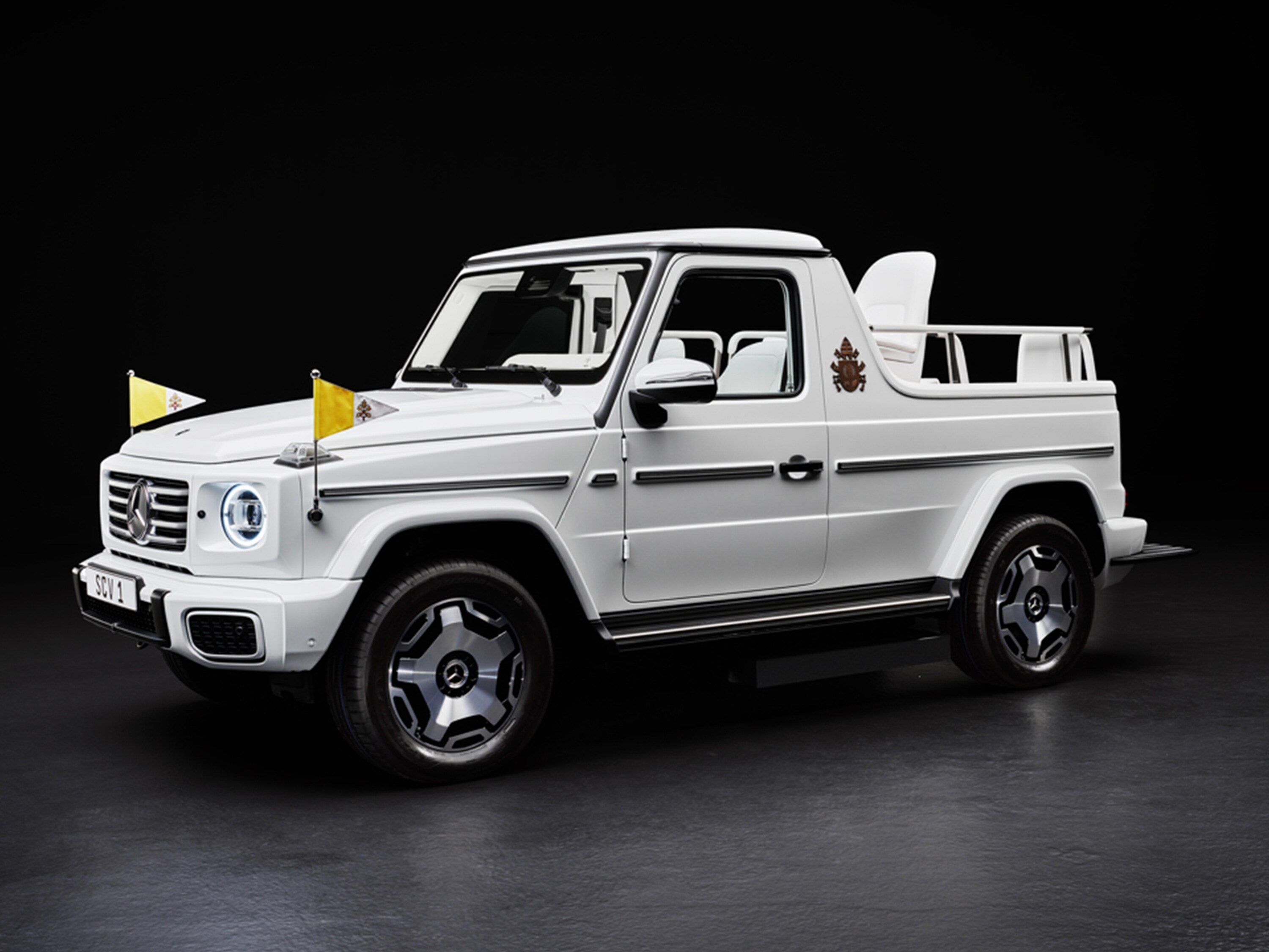 La Papamobile vista trequarti anteriore