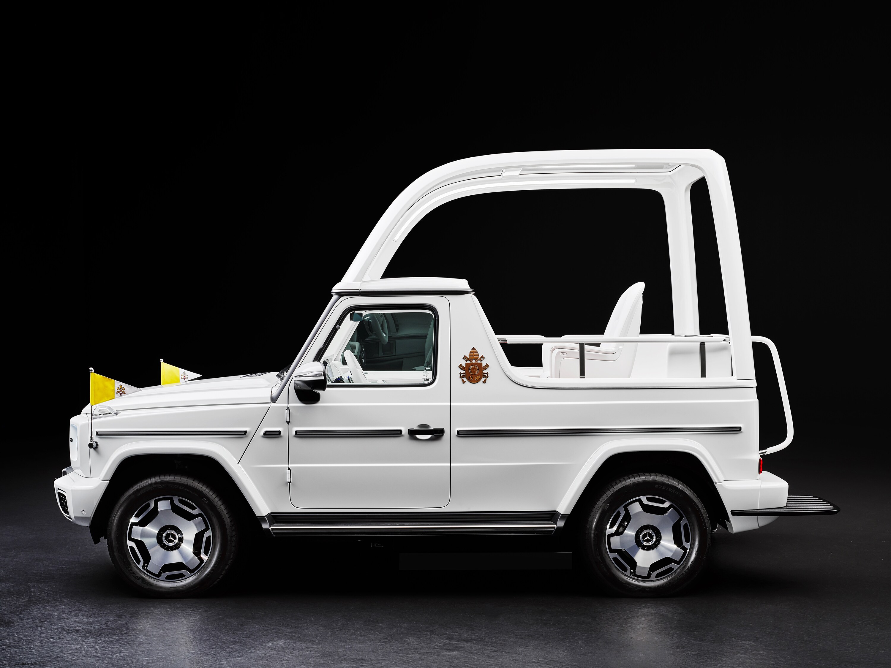 La Papamobile vista trequarti laterale