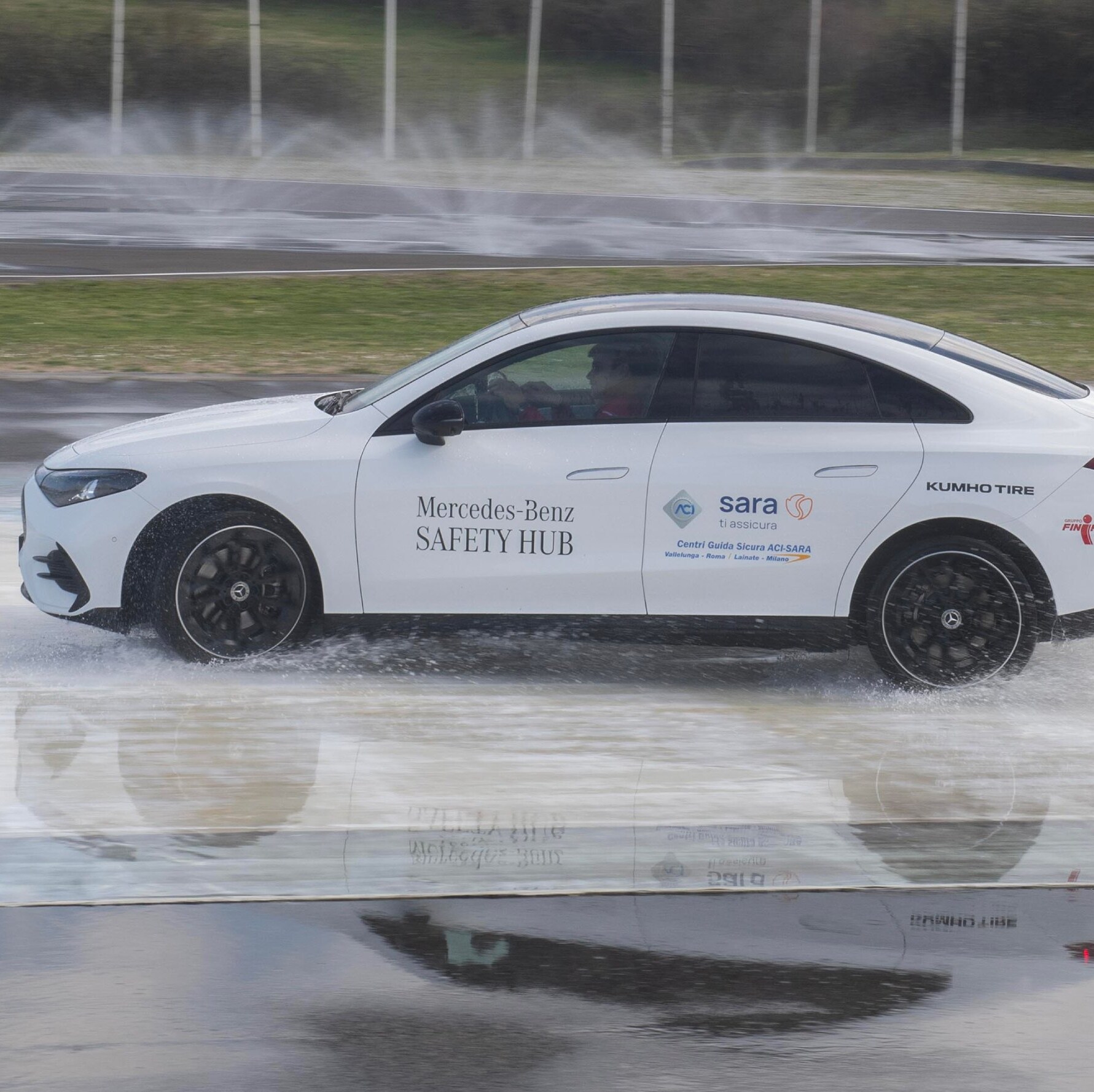 CLA 100% elettrica mentre effettua dei test di sicurezza alla guida