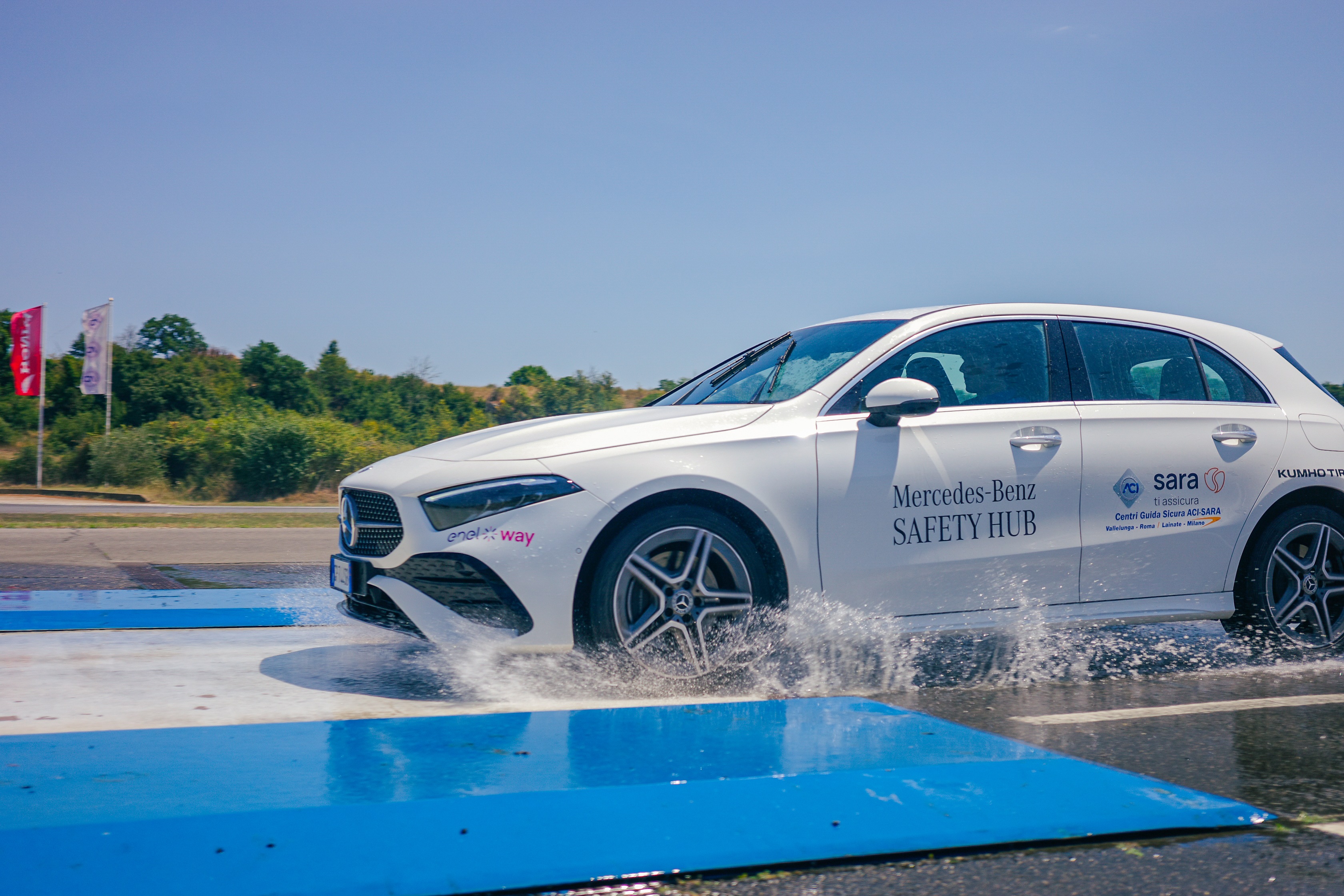Partnership Mercedes-Benz e ACI Guida Sicura | Mercedes-Benz Mercedes-Benz Classe A impiegata in un corso di guida sicura