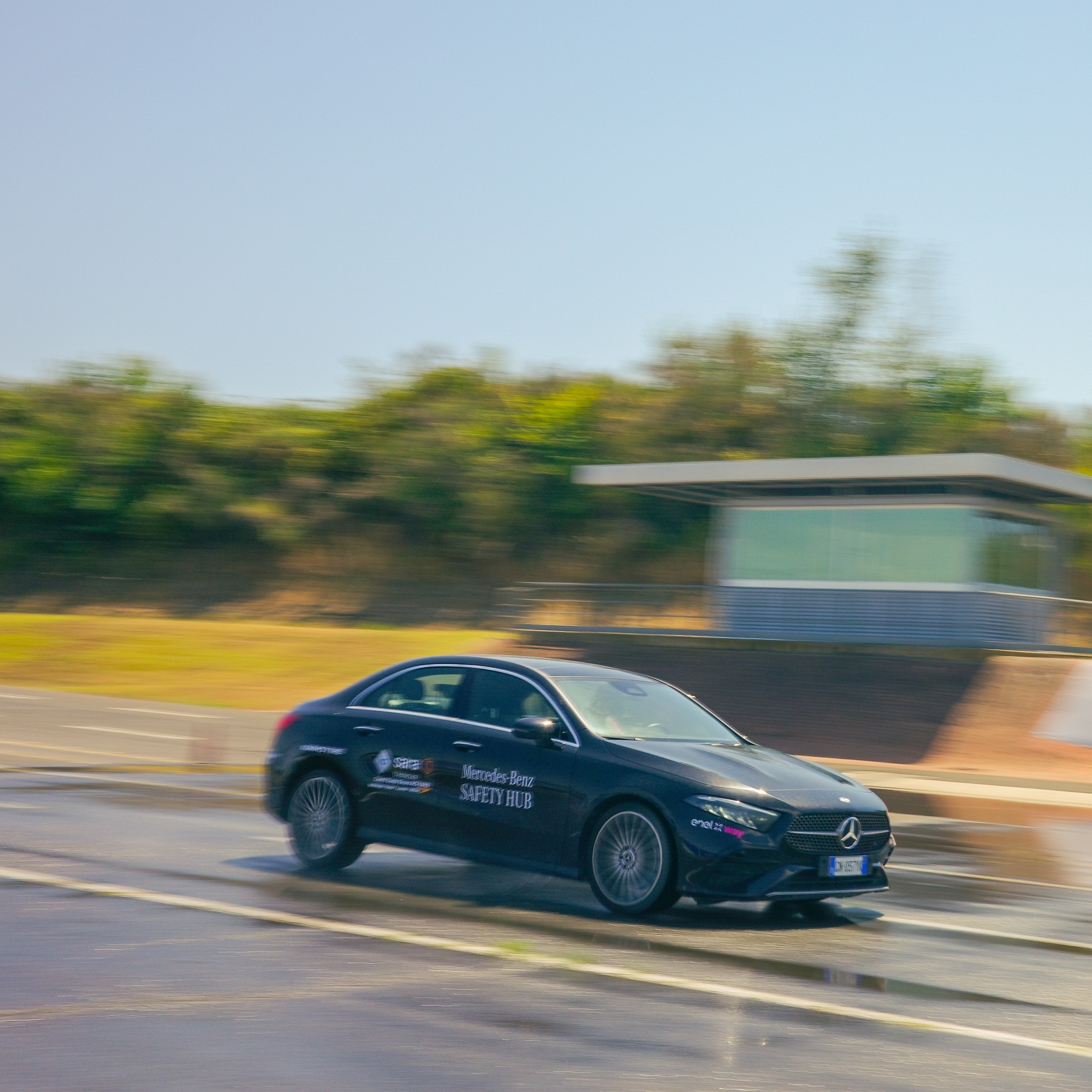 Partnership ACI e Mercedes-Benz | Mercedes-Benz Mercedes-Benz Classe A Sedan impiegata in una sessione dei corsi guida sicura ACI