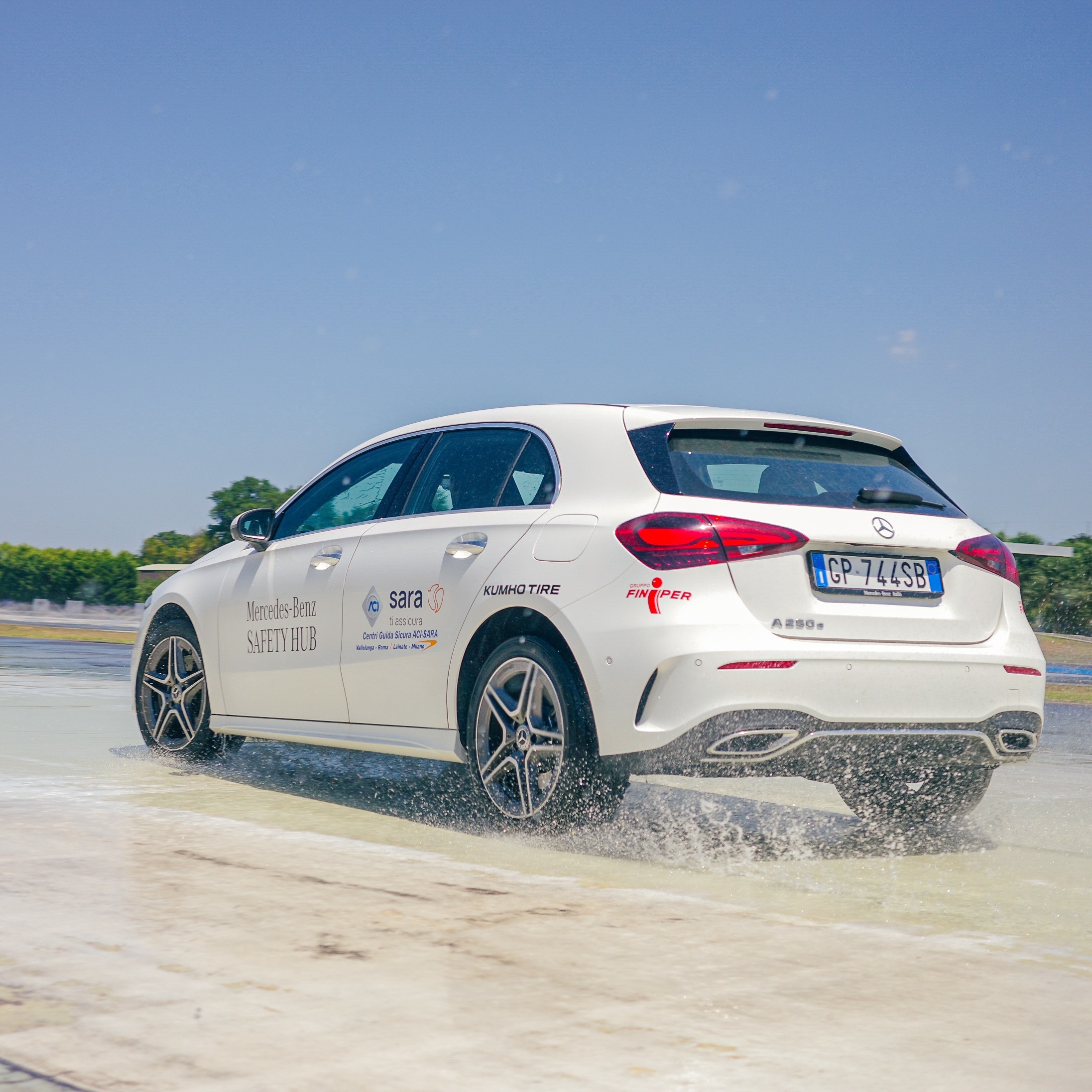 Corsi guida sicura ACI | Mercedes-Benz Mercedes-Benz Classe A trequarti posteriore impiegata nei corsi ACI Guida Sicura