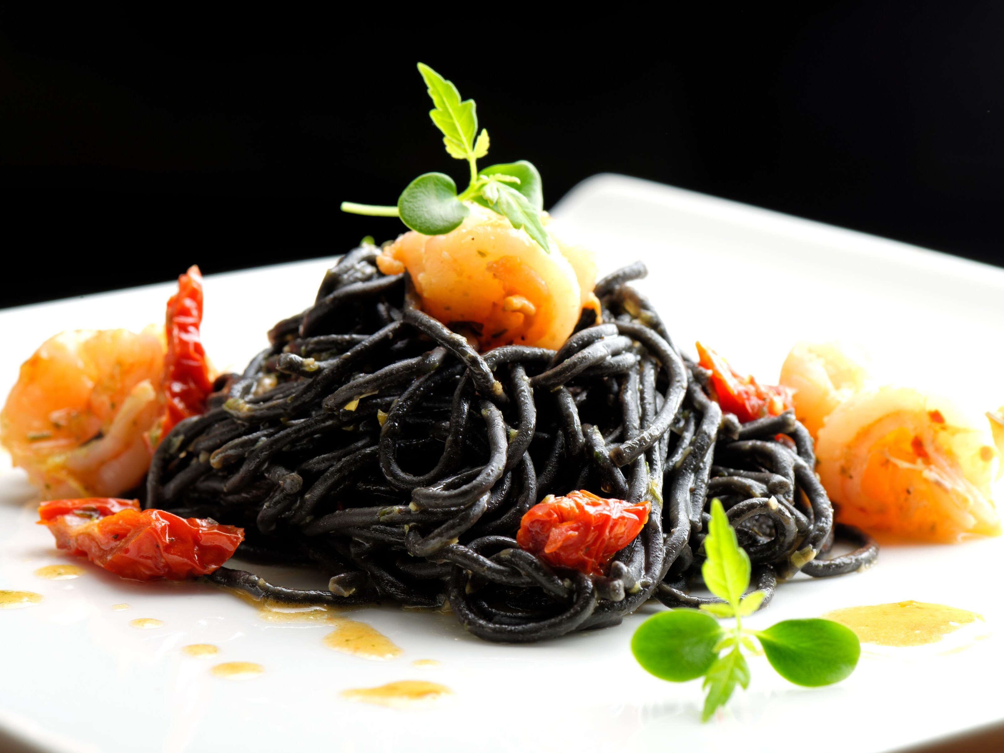 Piatto di linguine al nero di seppia con gamberi