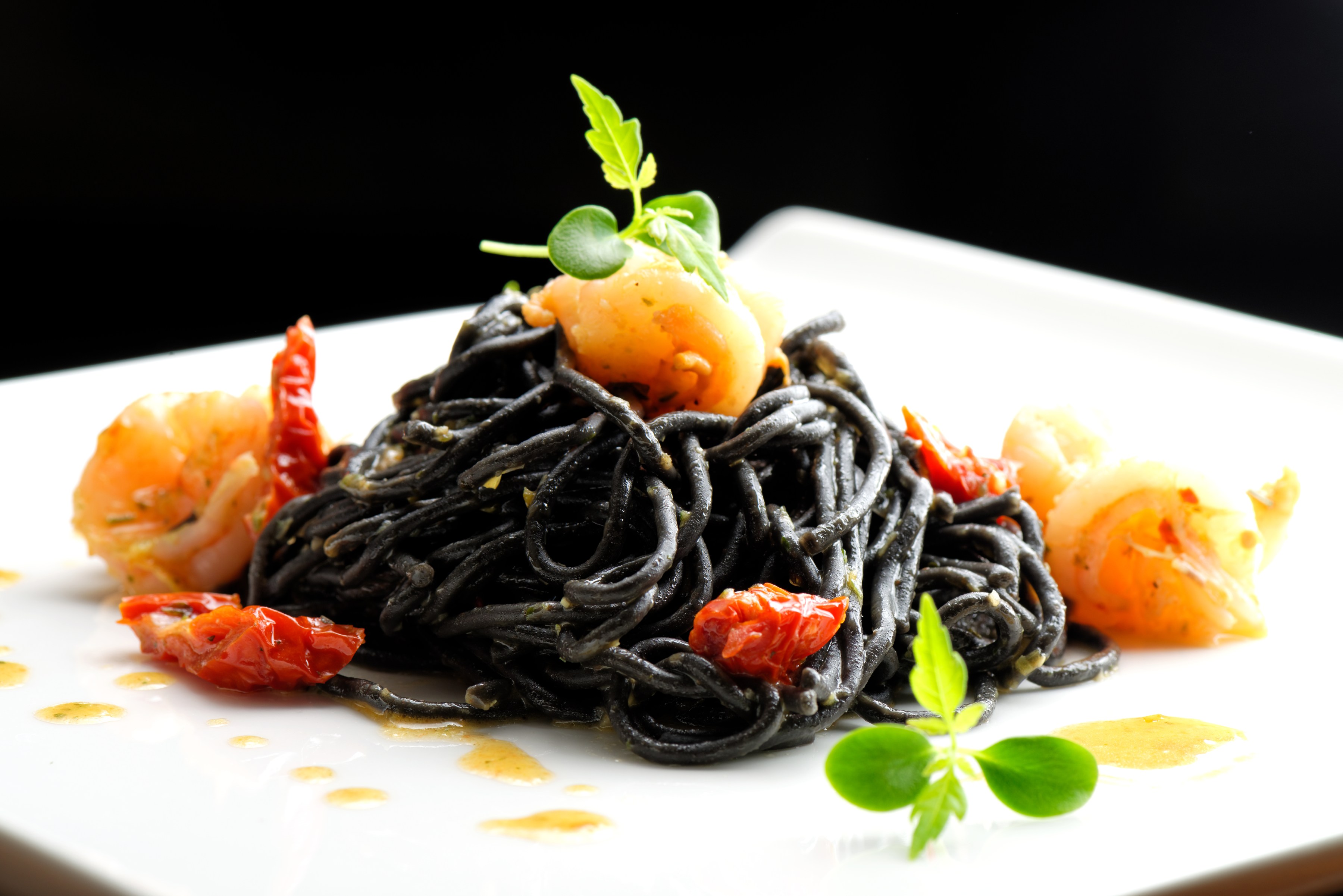 Piatto di linguine al nero di seppia con gamberi Piatto di linguine al nero di seppia con gamberi