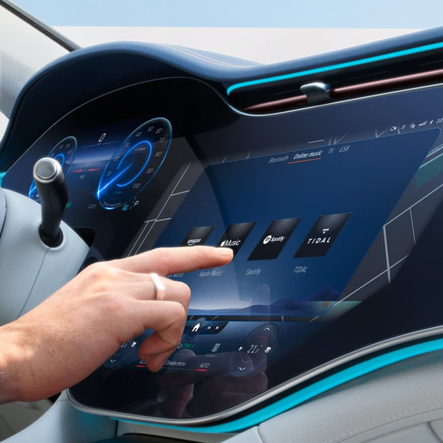 Digital Services Mercedes-Benz Un uomo utilizza l'Hyperscreen di Mercedes-Benz EQS