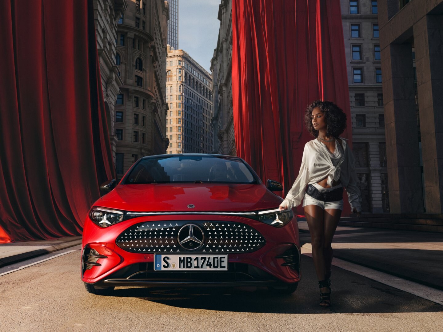 Nuova CLA 100% elettrica con sullo sfondo una città