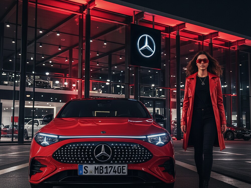 Nuova CLA 100% elettrica con sullo sfondo uno Showroom Mercedes-Benz