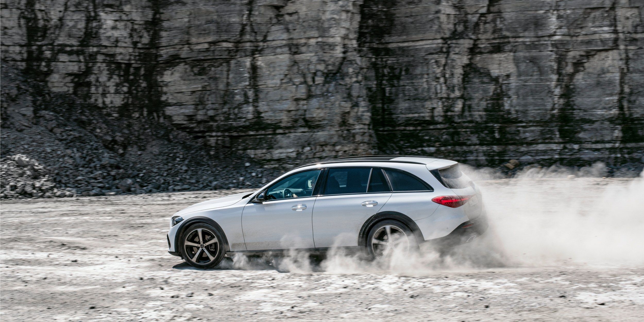 Classe C All Terrain | Mercedes-Benz Classe C All Terrain di colorazione bianca su sfondo sterrato