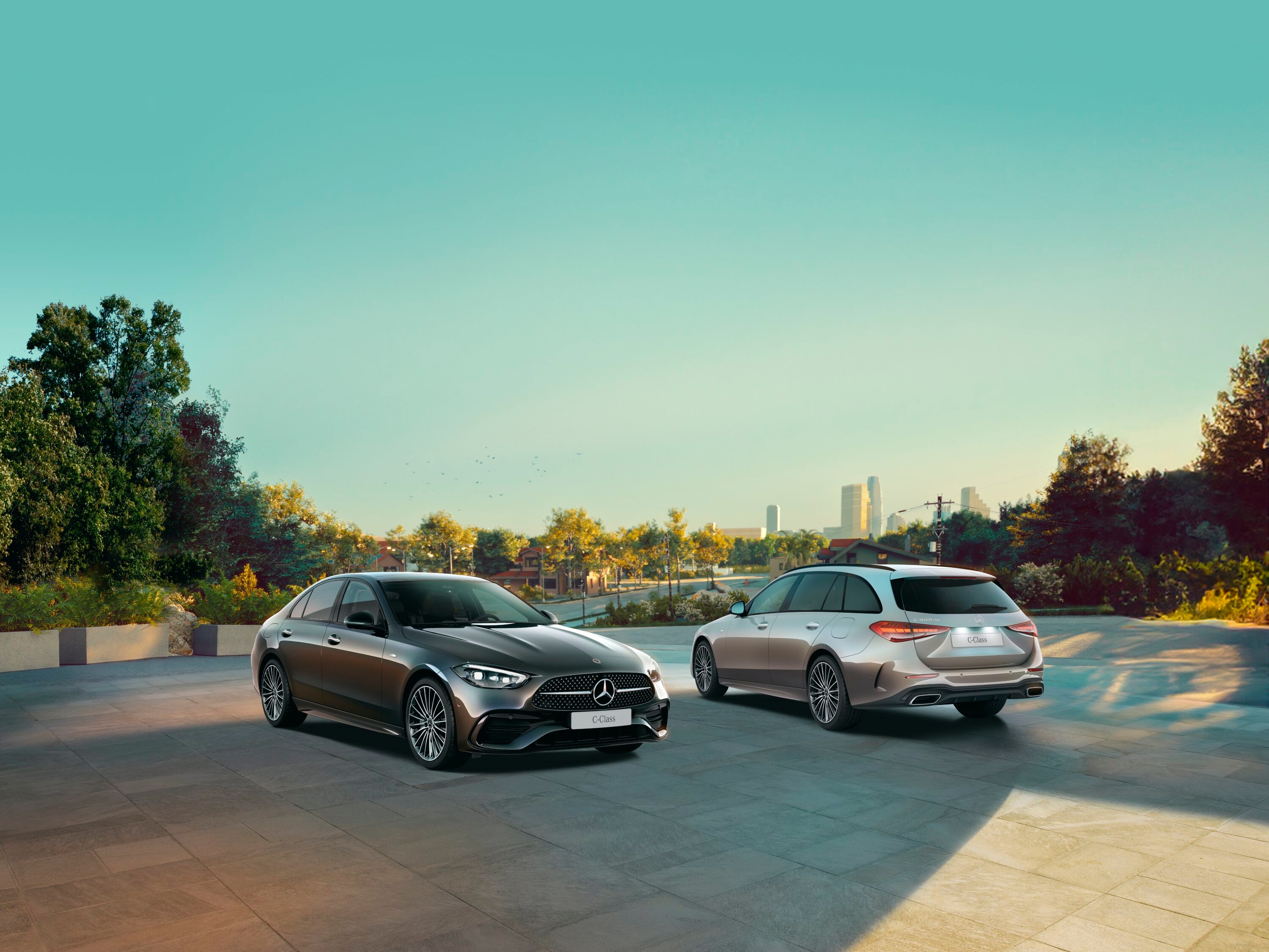 Classe C Berlina e Classe C Station Wagon su sfondo cittadino