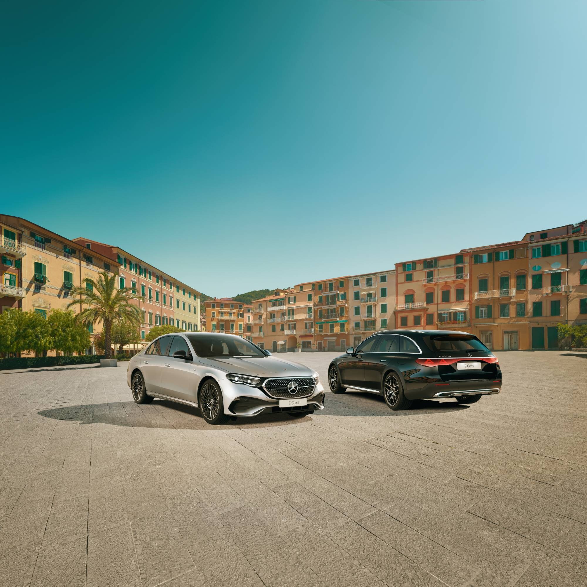 Classe E Berlina e Classe Station Wagon con sullo sfondo dei palazzi