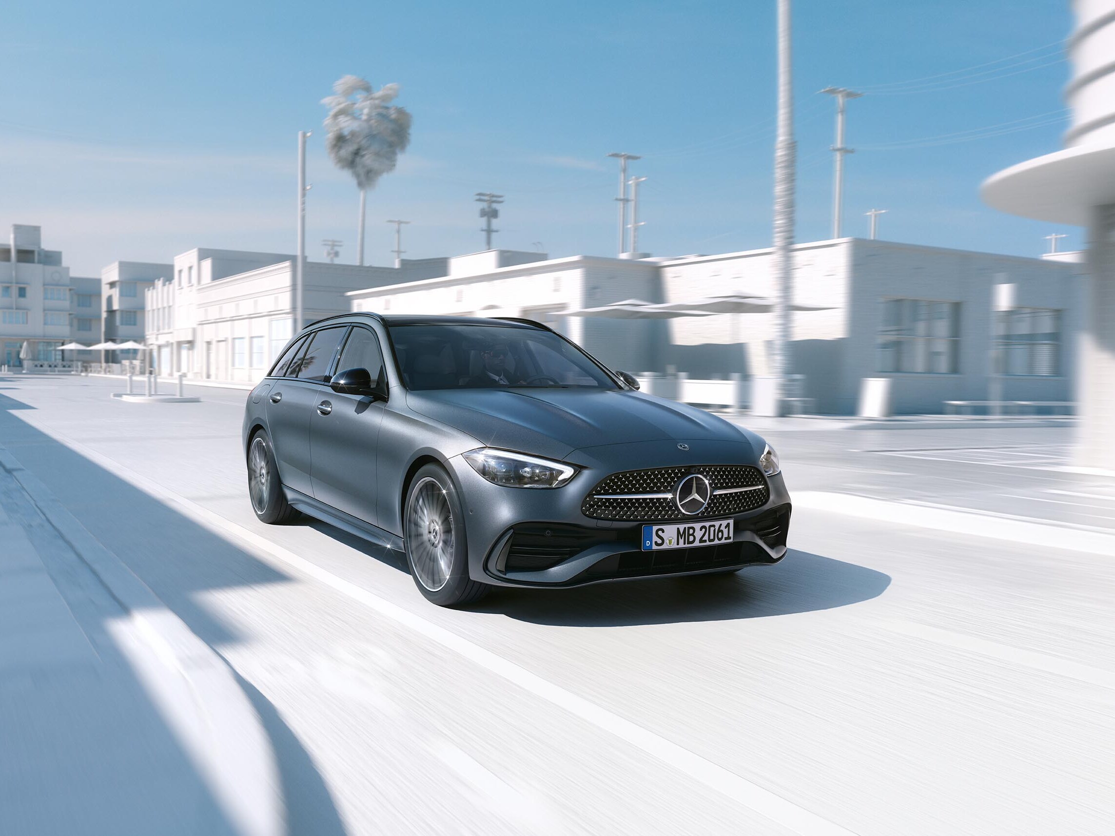 Classe C Station Wagon con sullo sfondo dei palazzi bianchi