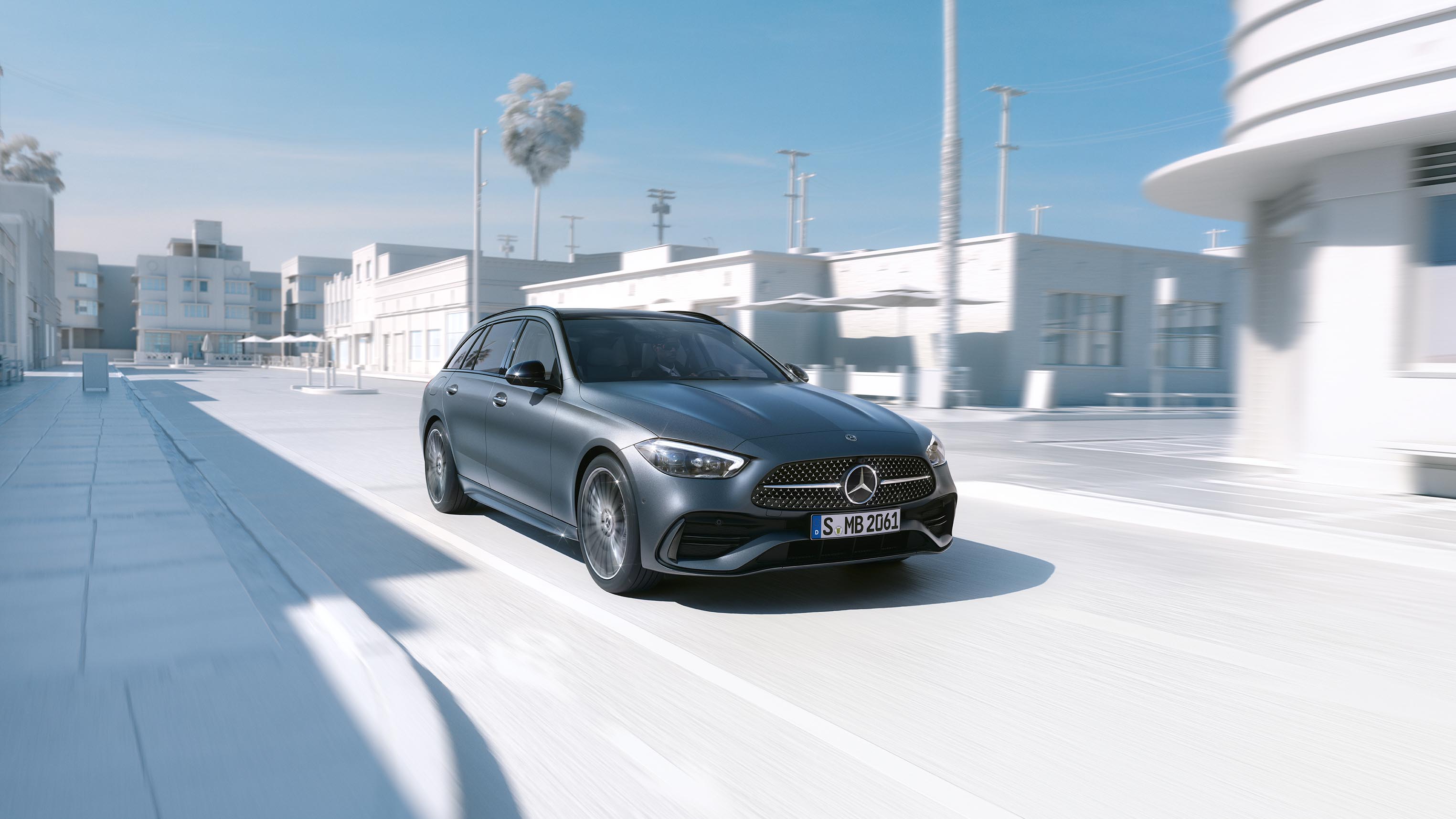 Classe C SW Business Solution | Mercedes-Benz Classe C Station Wagon con sullo sfondo dei palazzi bianchi