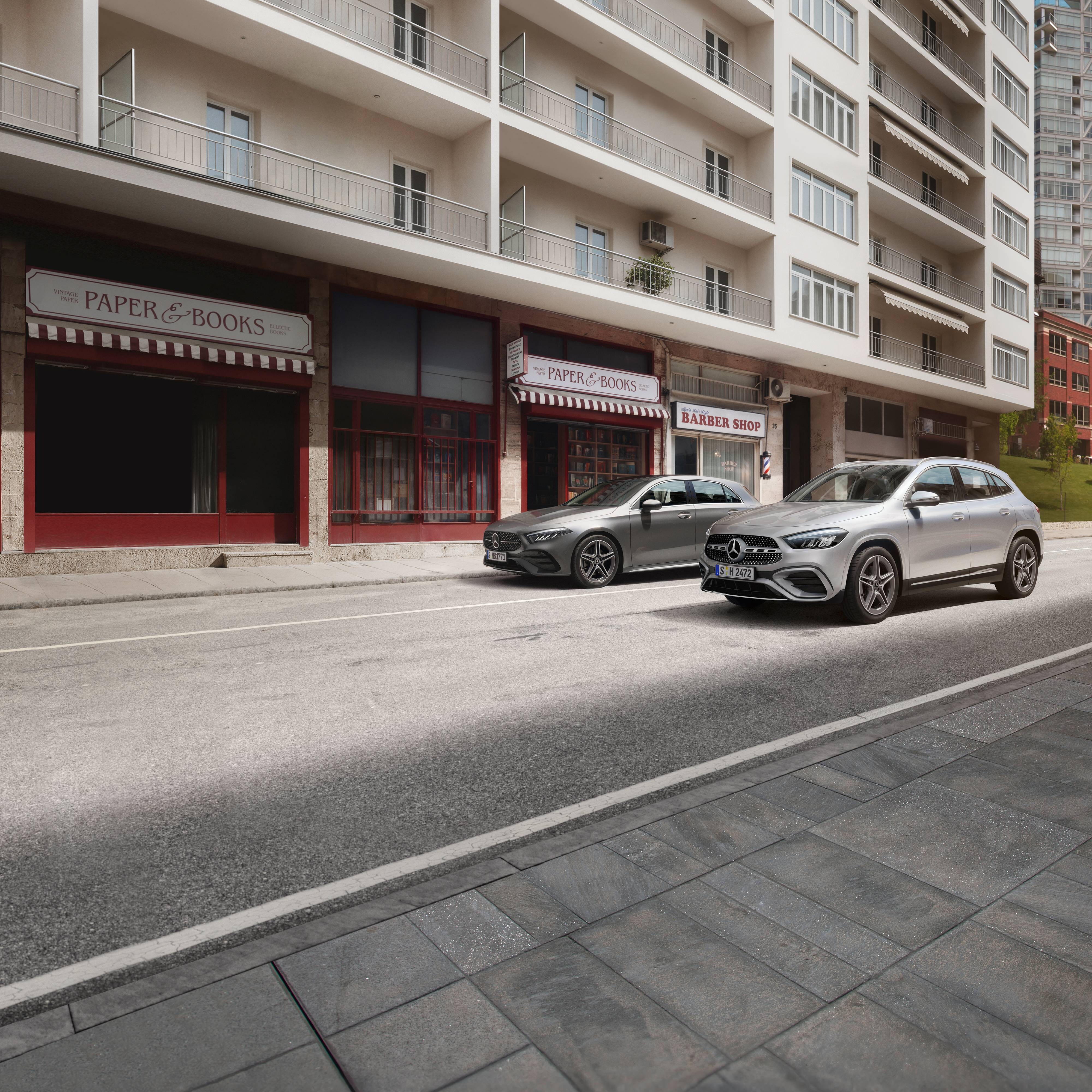 Classe A e GLA con sullo sfondo dei palazzi