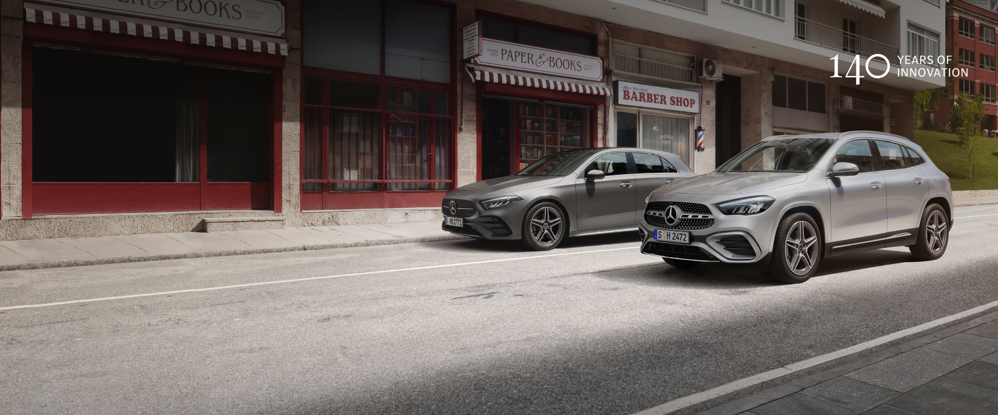 Classe A e GLA di lato con sullo sfondo dei palazzi