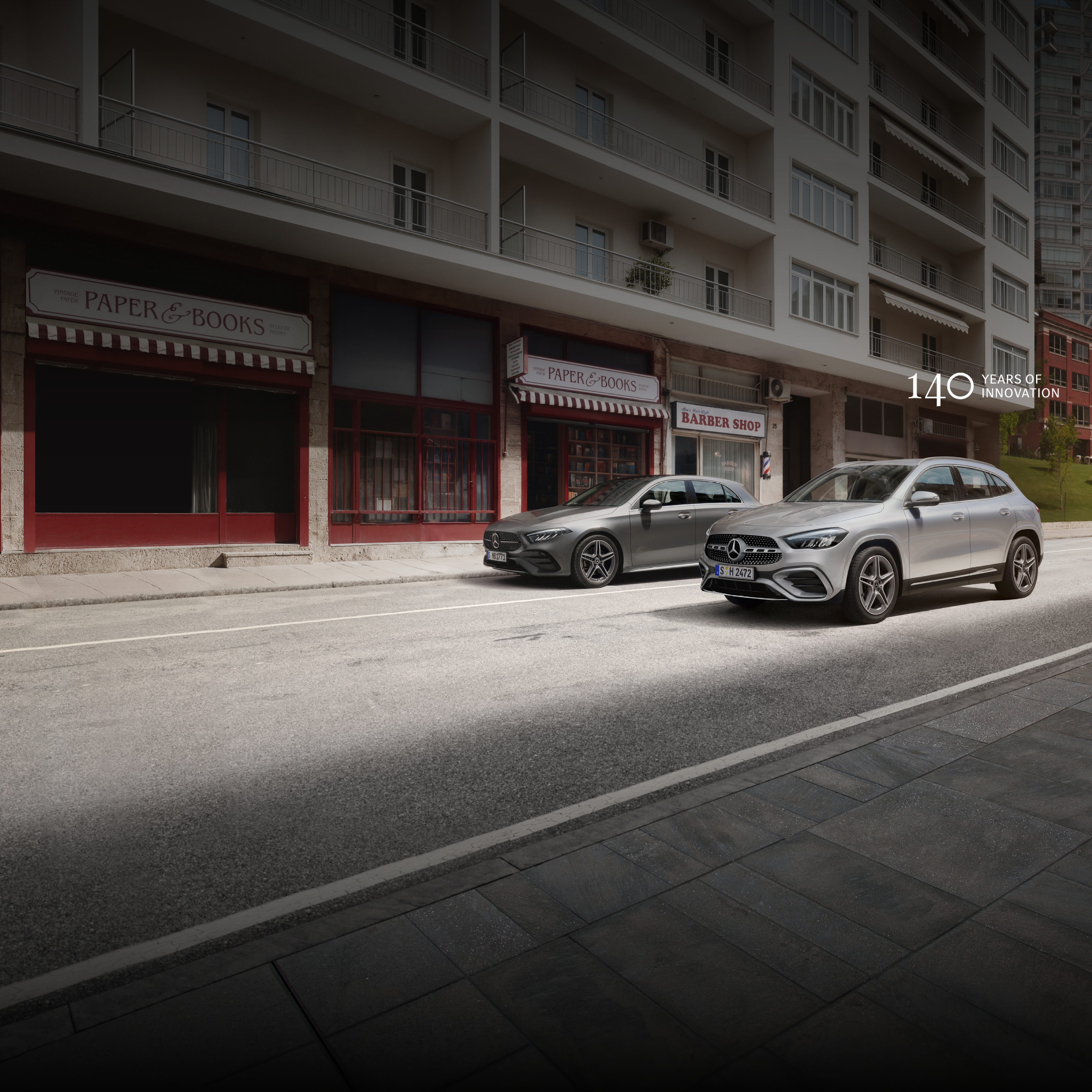 Classe A e GLA | Mercedes-Benz Classe A e GLA di lato con sullo sfondo dei palazzi