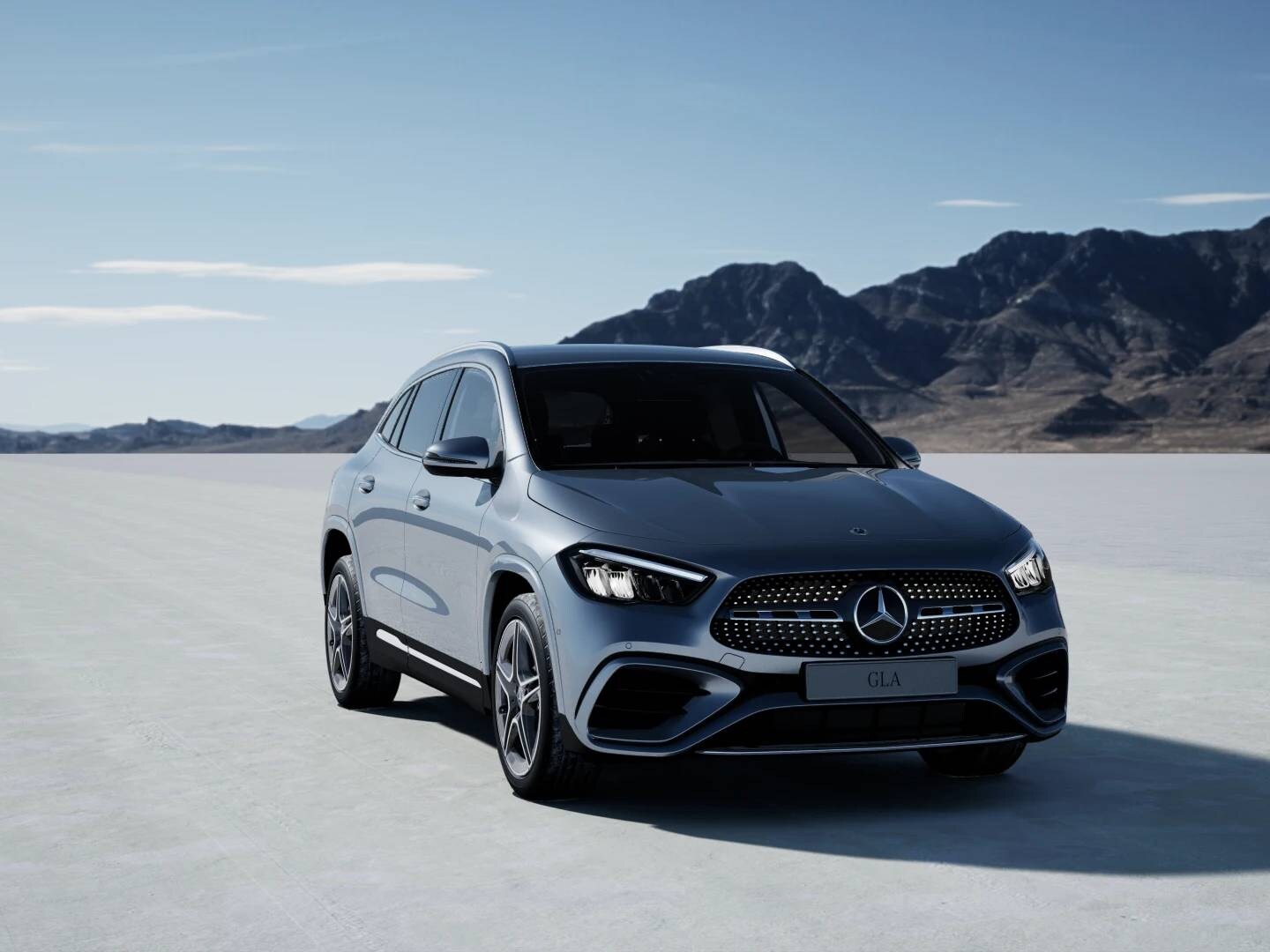 GLA con vista frontale e sullo sfondo una montagna