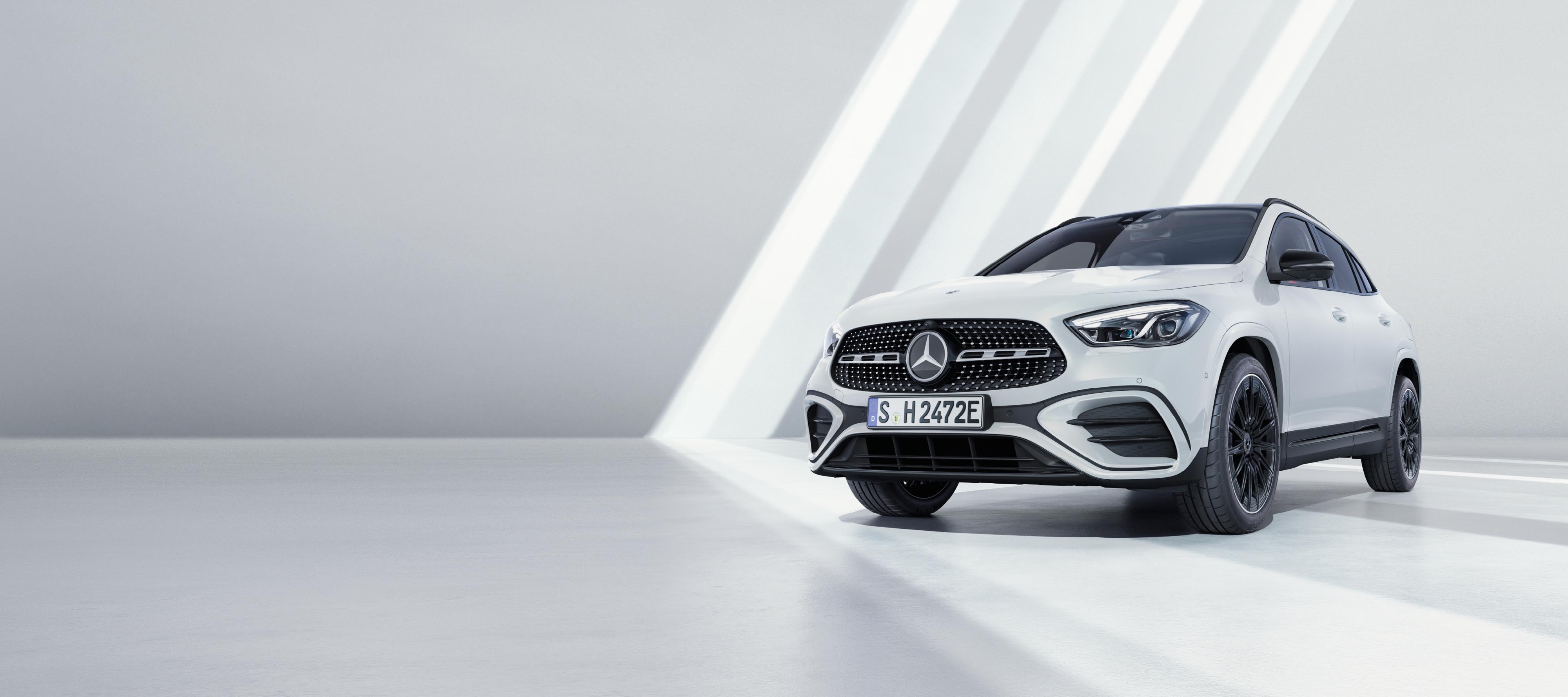 GLA | Mercedes-Benz GLA di Mercedes-Benz da una prospettiva anteriore.