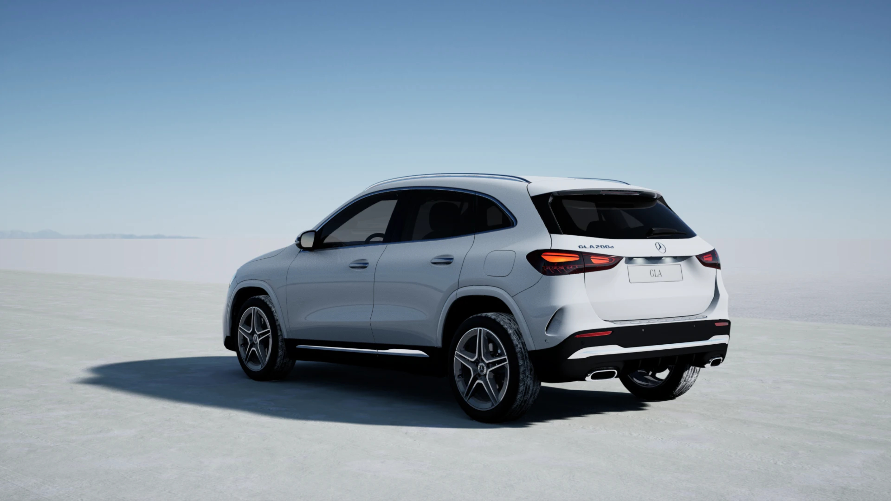 GLA | Mercedes-Benz GLA vista posteriore su sfondo con tramonto