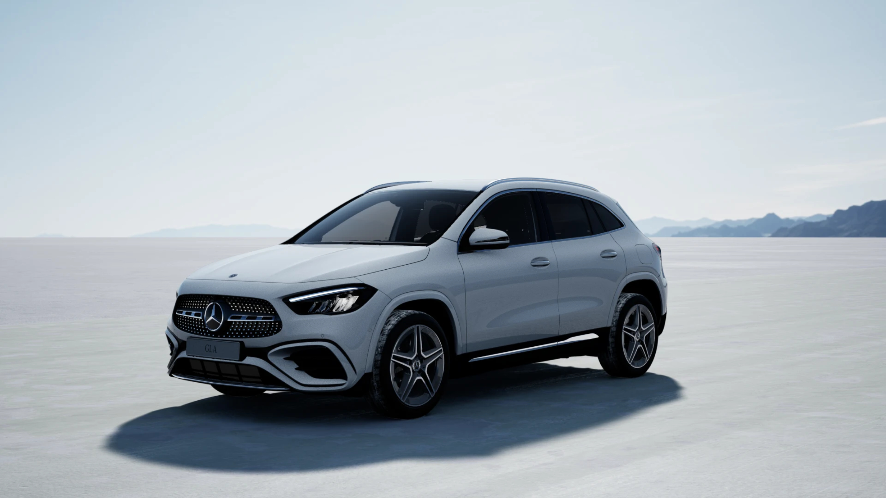 GLA | Mercedes-Benz GLA vista frontale su sfondo con tramonto