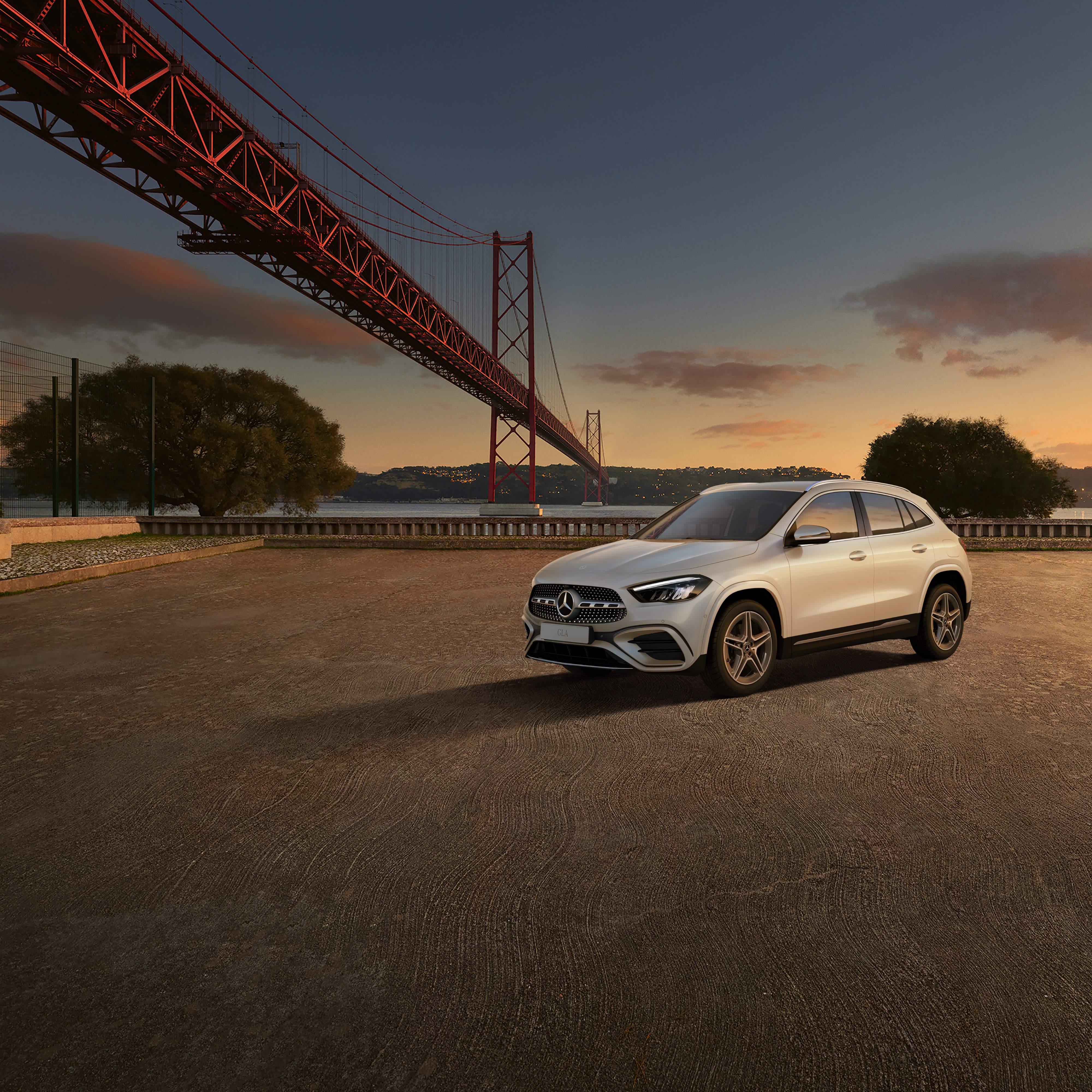 GLA | Mercedes-Benz GLA con sullo sfondo un ponte