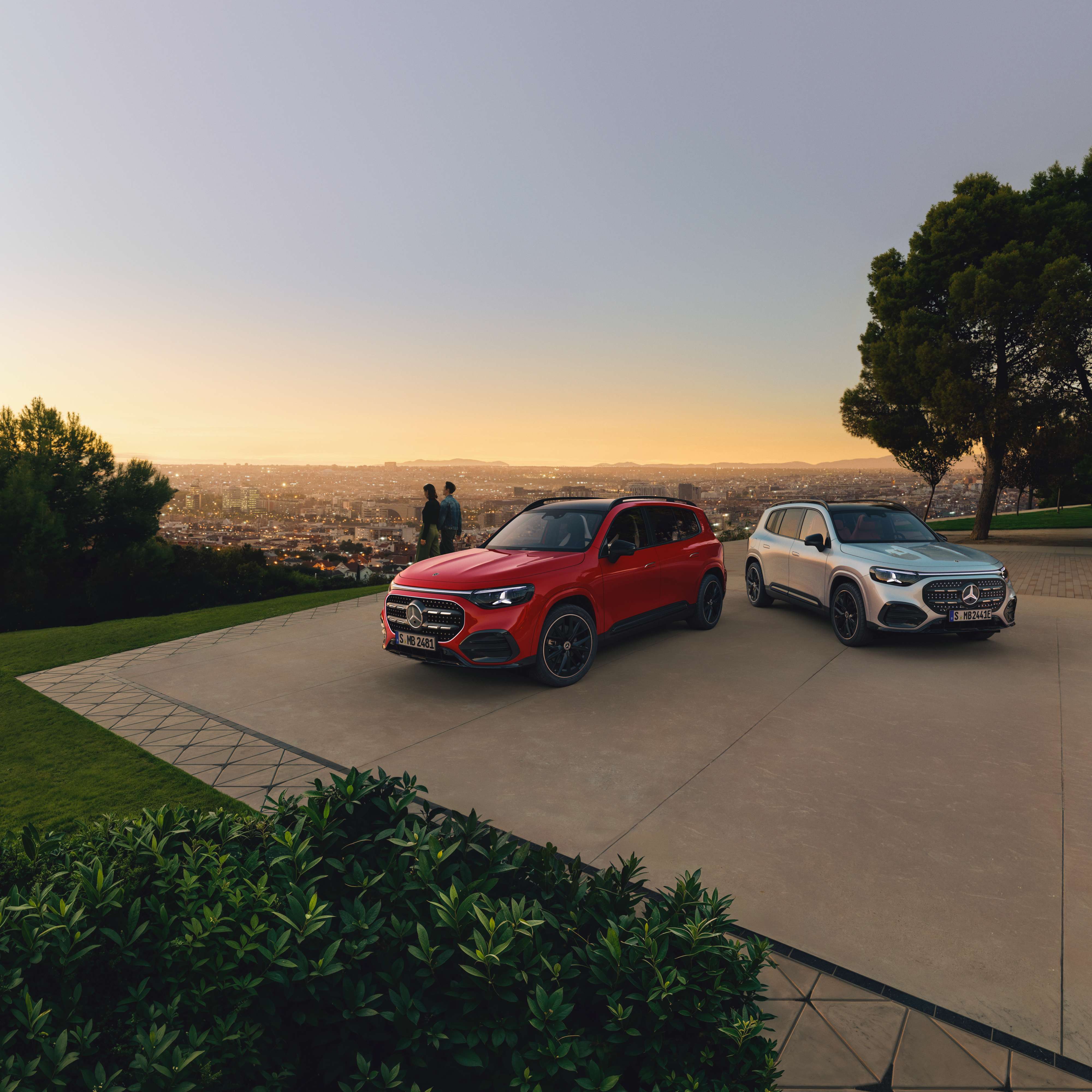 Nuova GLB | Mercedes-Benz GLB e GLB elettrica di finaco con sullo sfondo una città