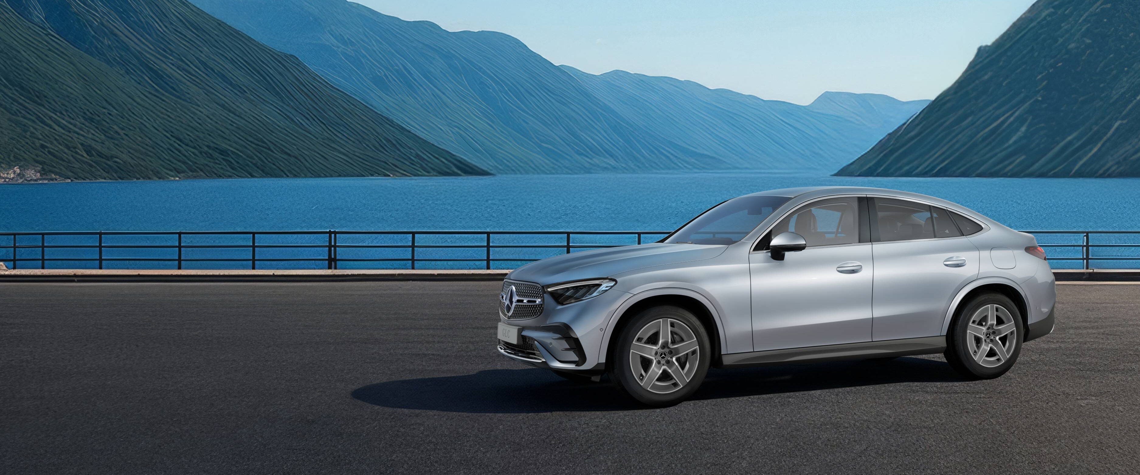 GLC Coupé in posizione laterale con sullo sfondo un lago