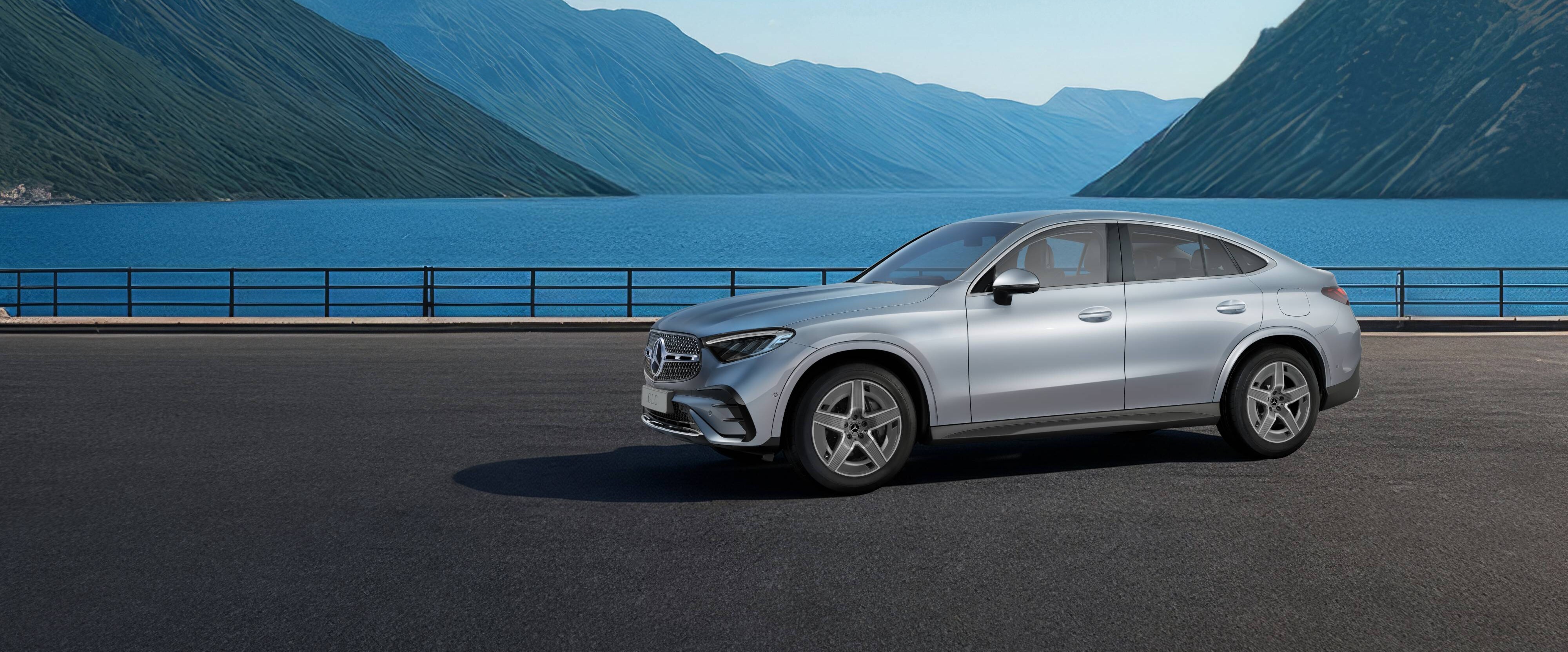 GLC Coupé in posizione laterale con sullo sfondo un lago