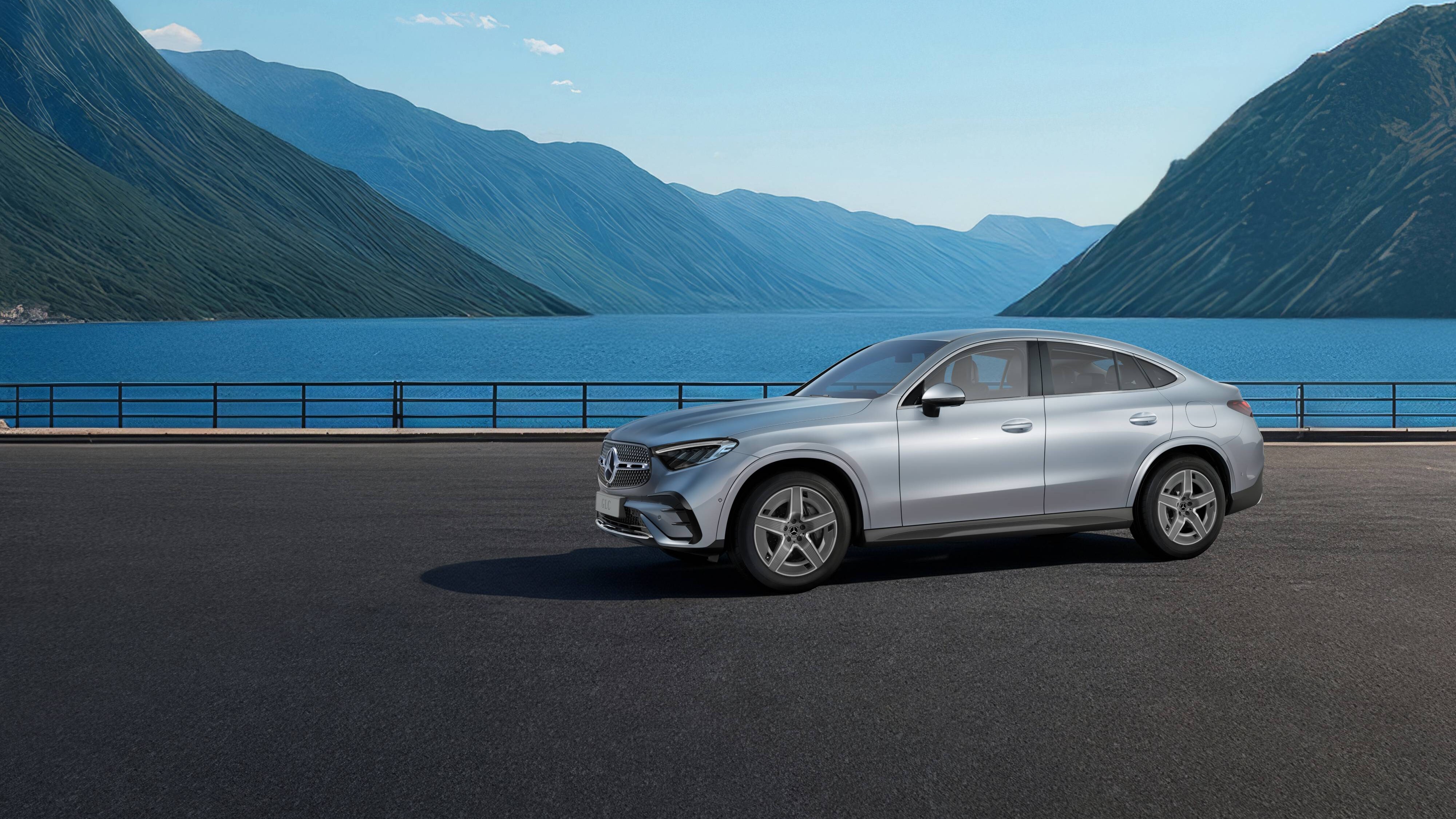 GLC Coupé di lato con sullo sfondo un lago