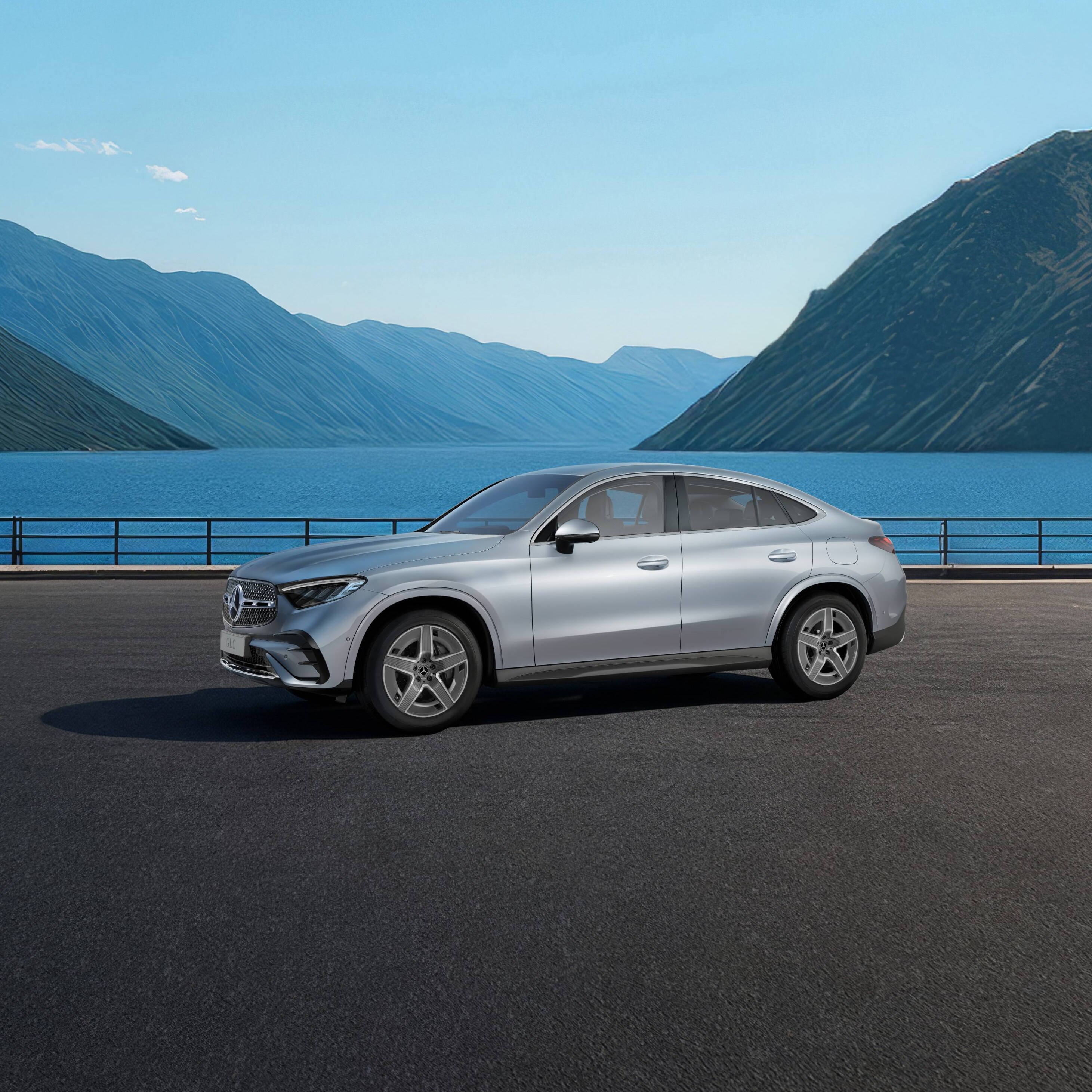 GLC Coupé con sullo sfondo un lago